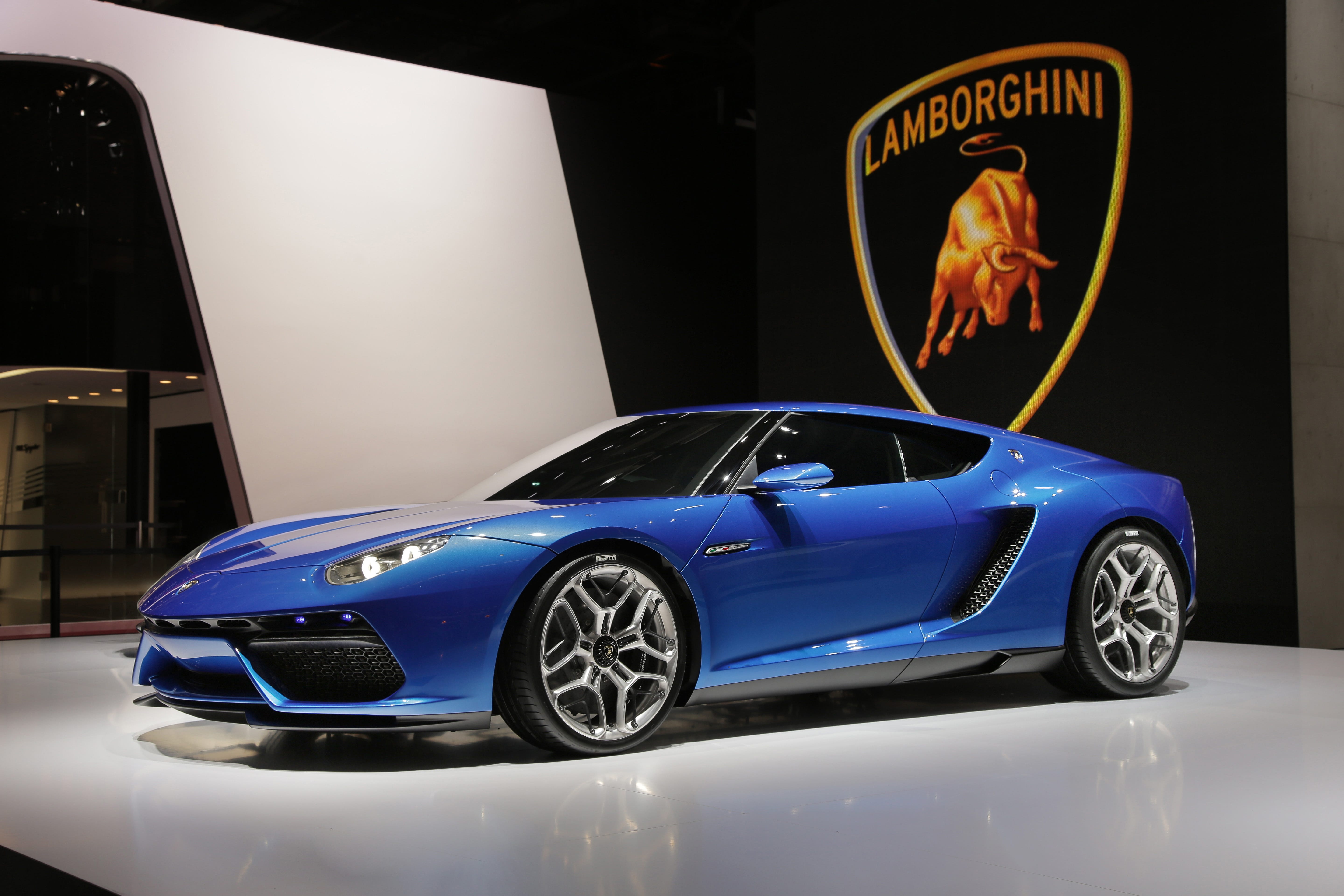 CEO Lamborghini: 'Chung toi can sieu xe GT' hinh anh
