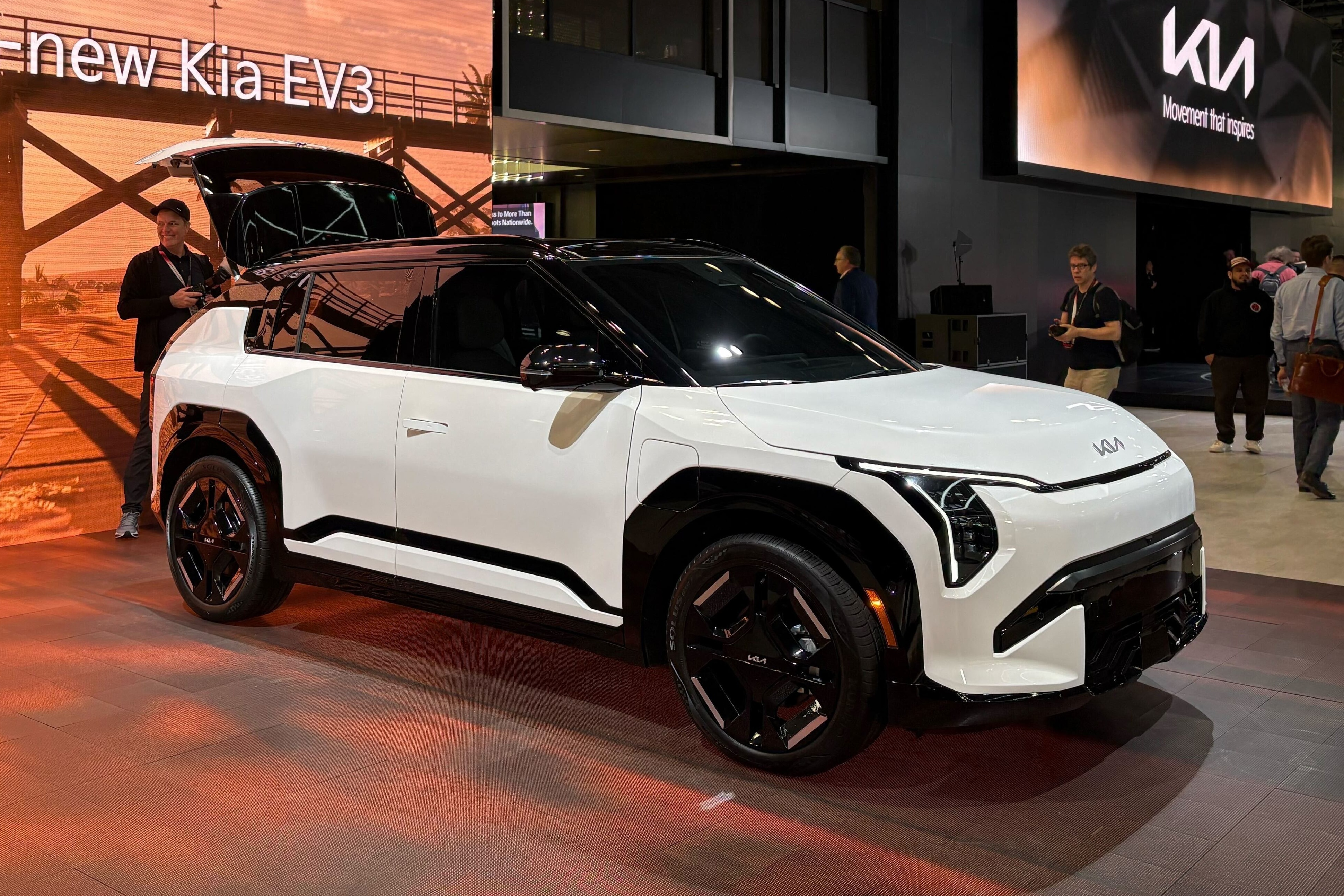 Xe dien ra mat tai My giua luc doanh so lao doc hinh anh