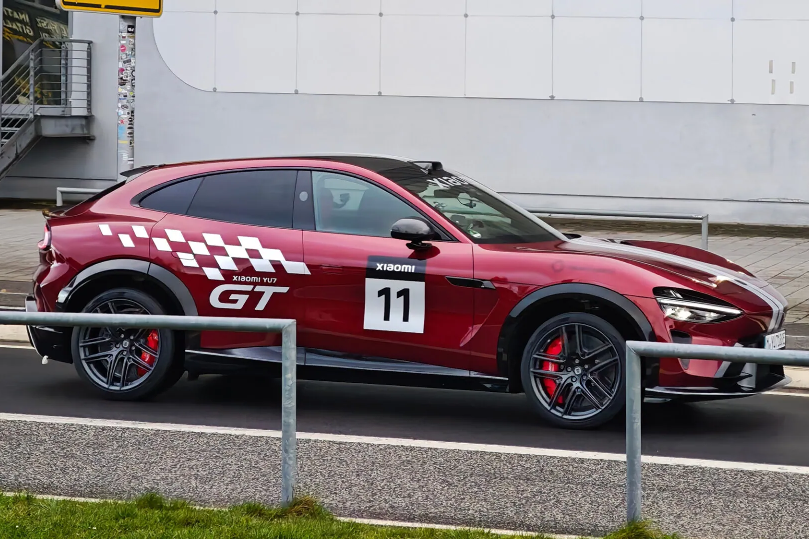 Sieu xe dien Xiaomi YU7 GT hon 1.000 ma luc lo dien hinh anh