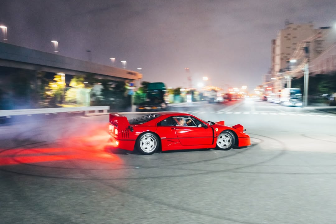 Lewis Hamilton,  ferrari,  f40,  ferrari f40,  nhat ban,  sieu xe,  dot lop,  tokyo,  jdm anh 3