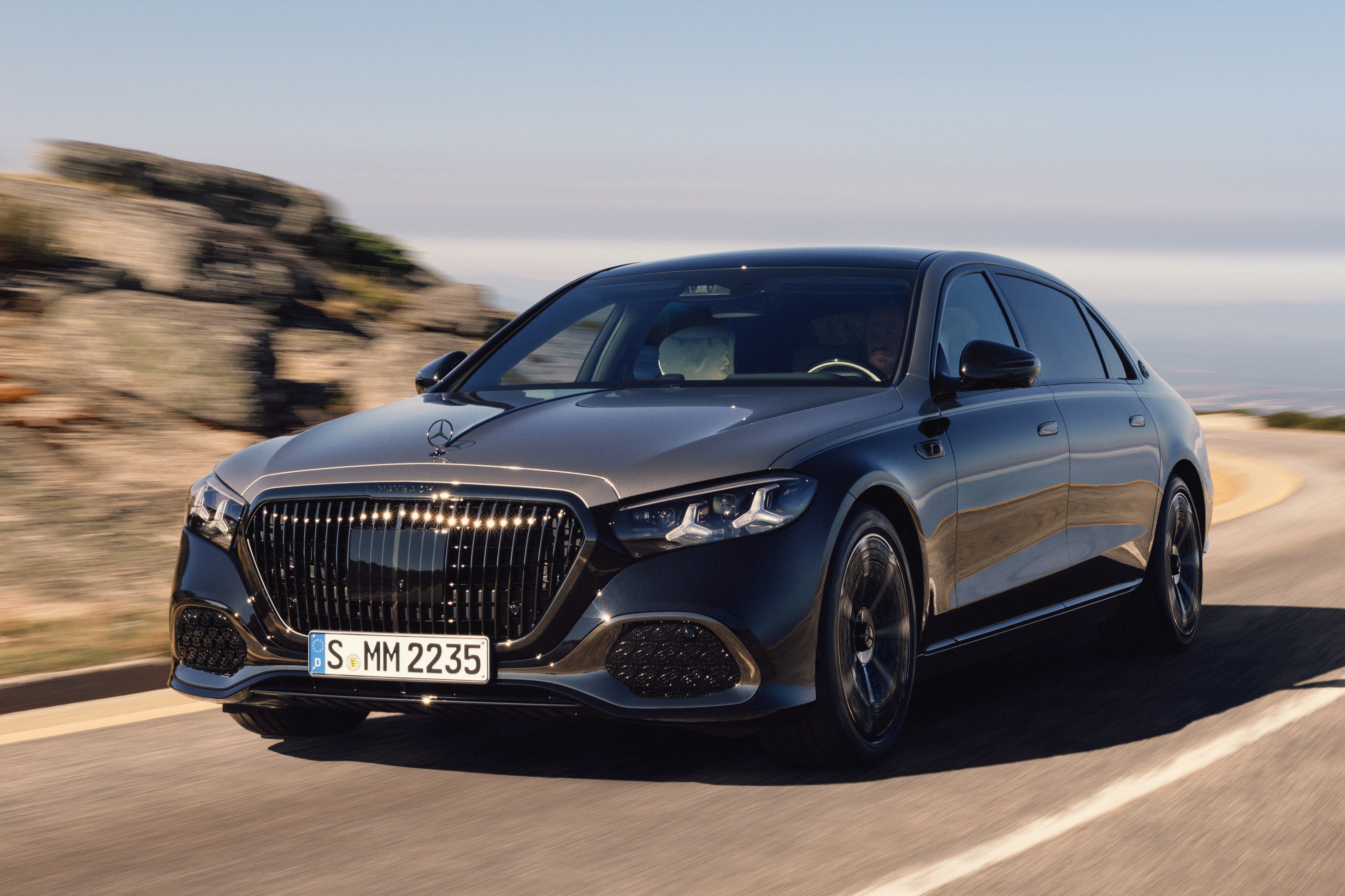 Mercedes-Maybach S-Class Night Series 2026 co gia hon 265.000 USD hinh anh