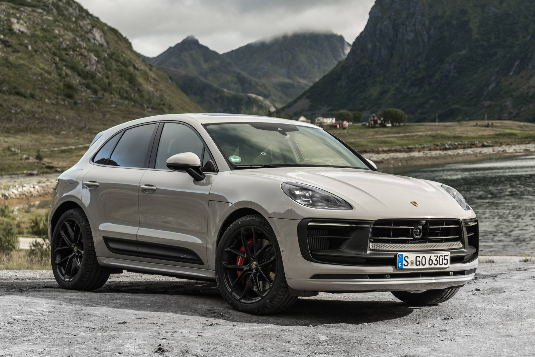 Khoang trong menh mong sau khi Porsche Macan chay xang dung san xuat hinh anh