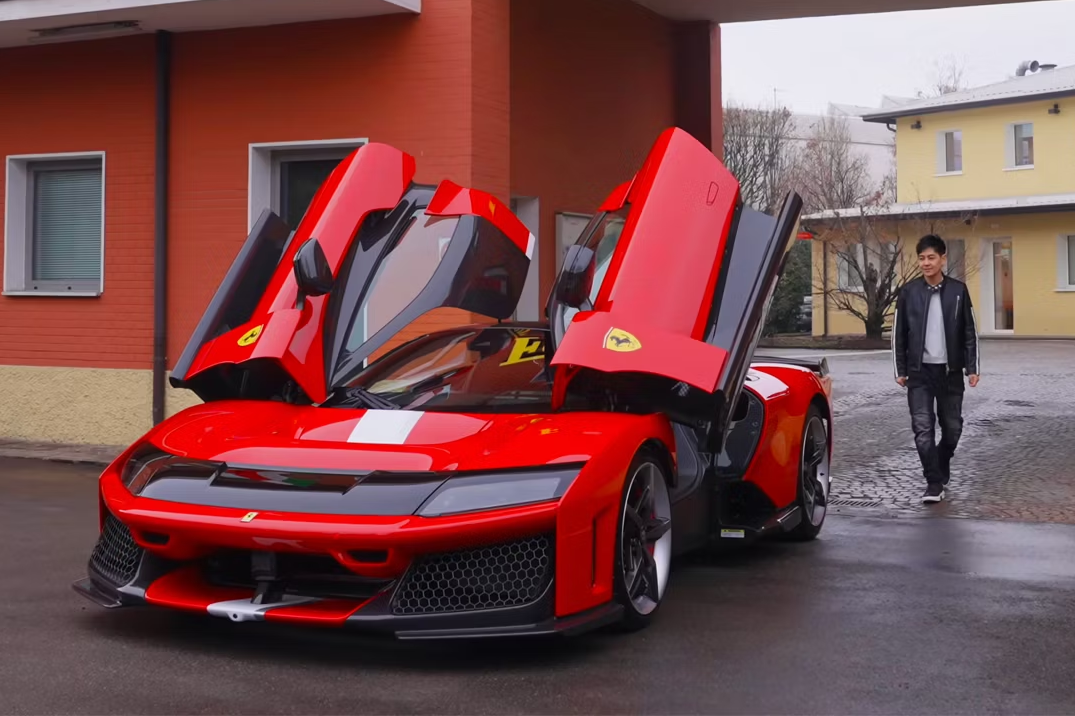 Lam Chi Dinh mua sieu xe Ferrari F80 dau tien tai chau A hinh anh