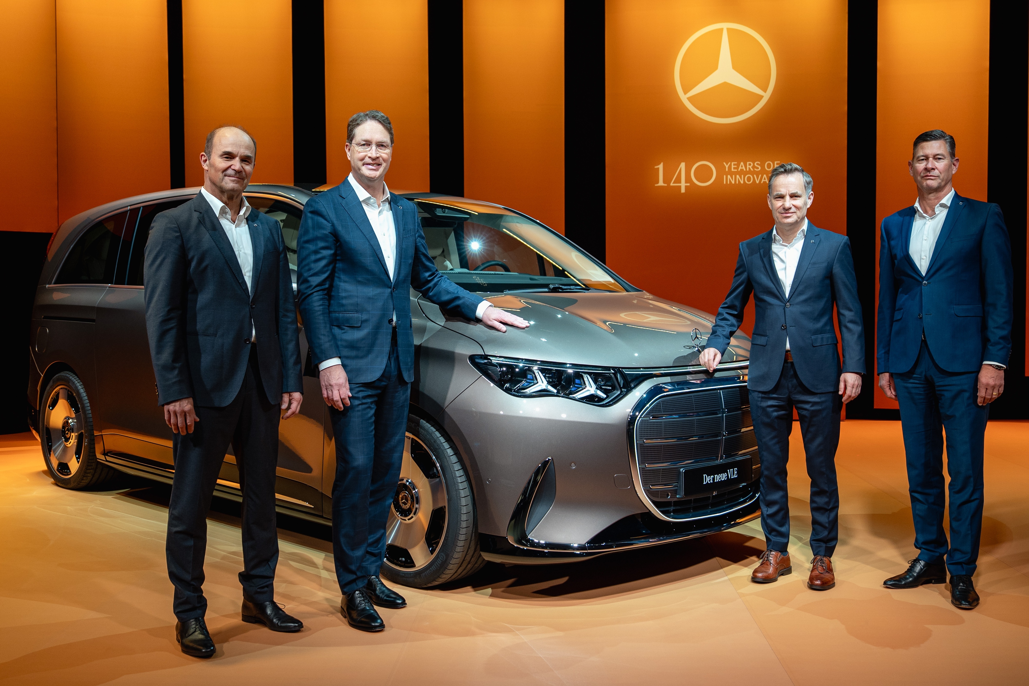 Chien luoc xe sang co can buoc Mercedes-Benz tai Trung Quoc? hinh anh