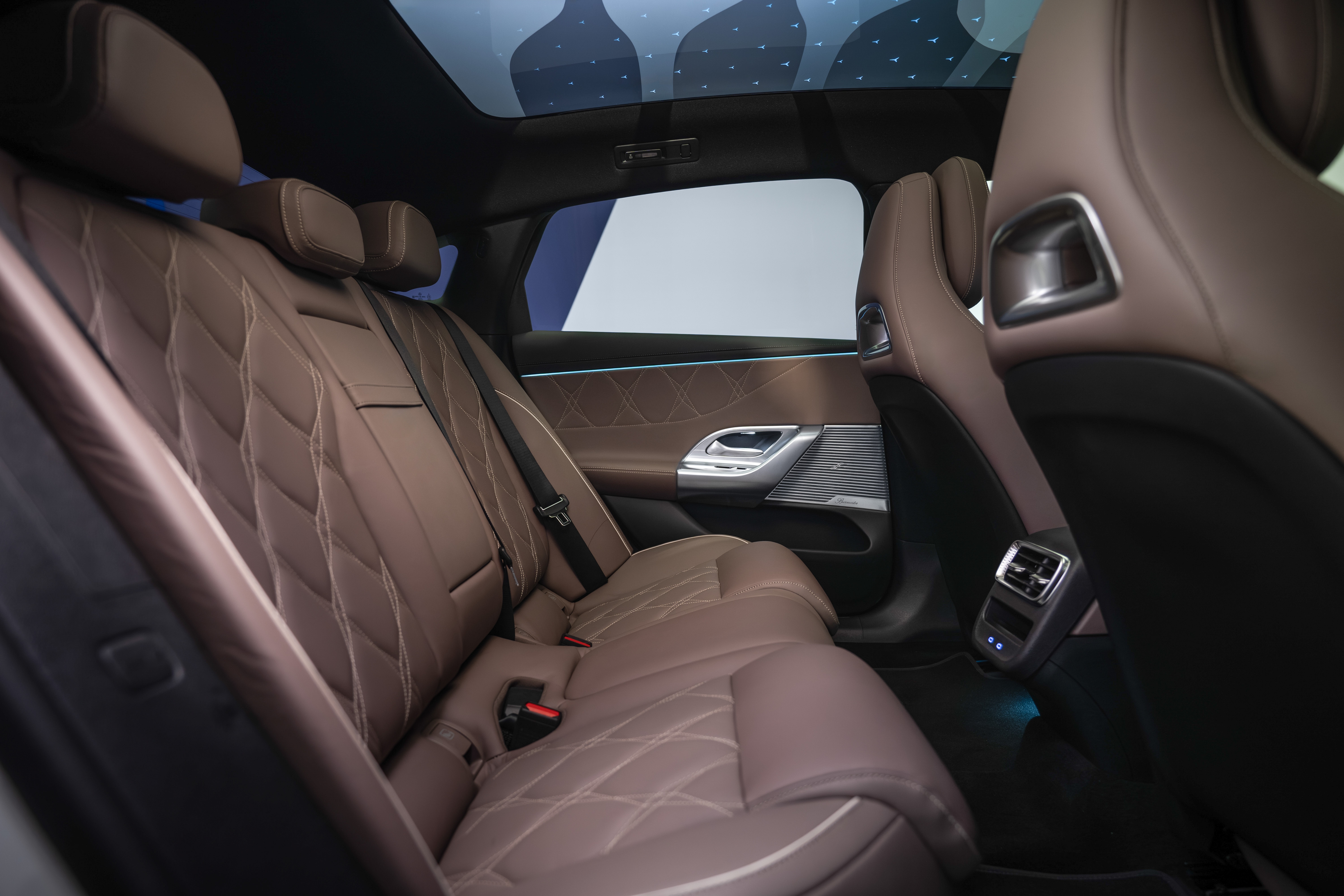 Mercedes-Benz,  C 400 4MATIC electric,  C-Class electric,  Mercedes-Benz,  EV,  xe dien,  sedan,  bmw,  bmw i3,  electric anh 9