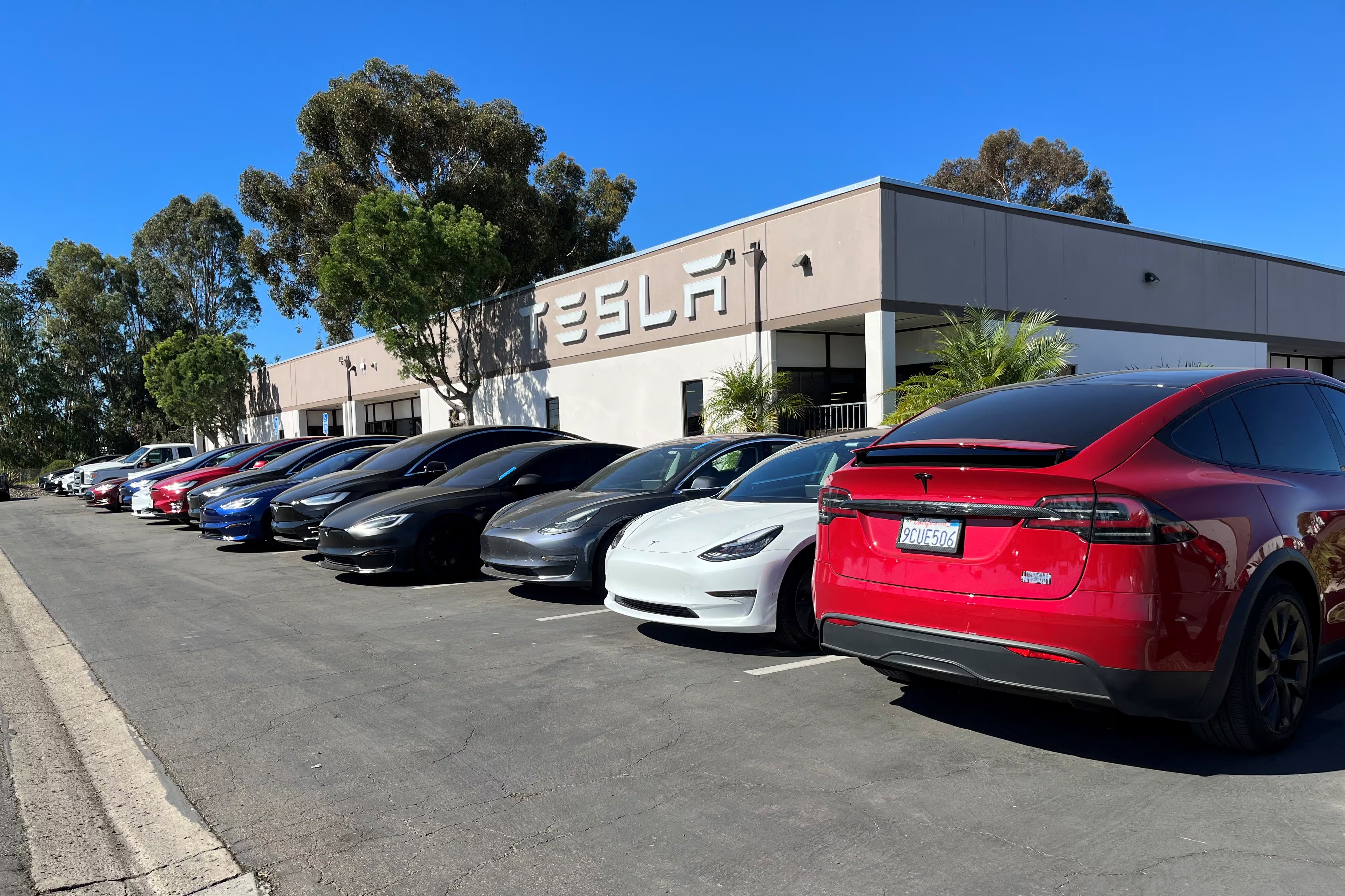 Doanh so Tesla tai California giam manh hinh anh