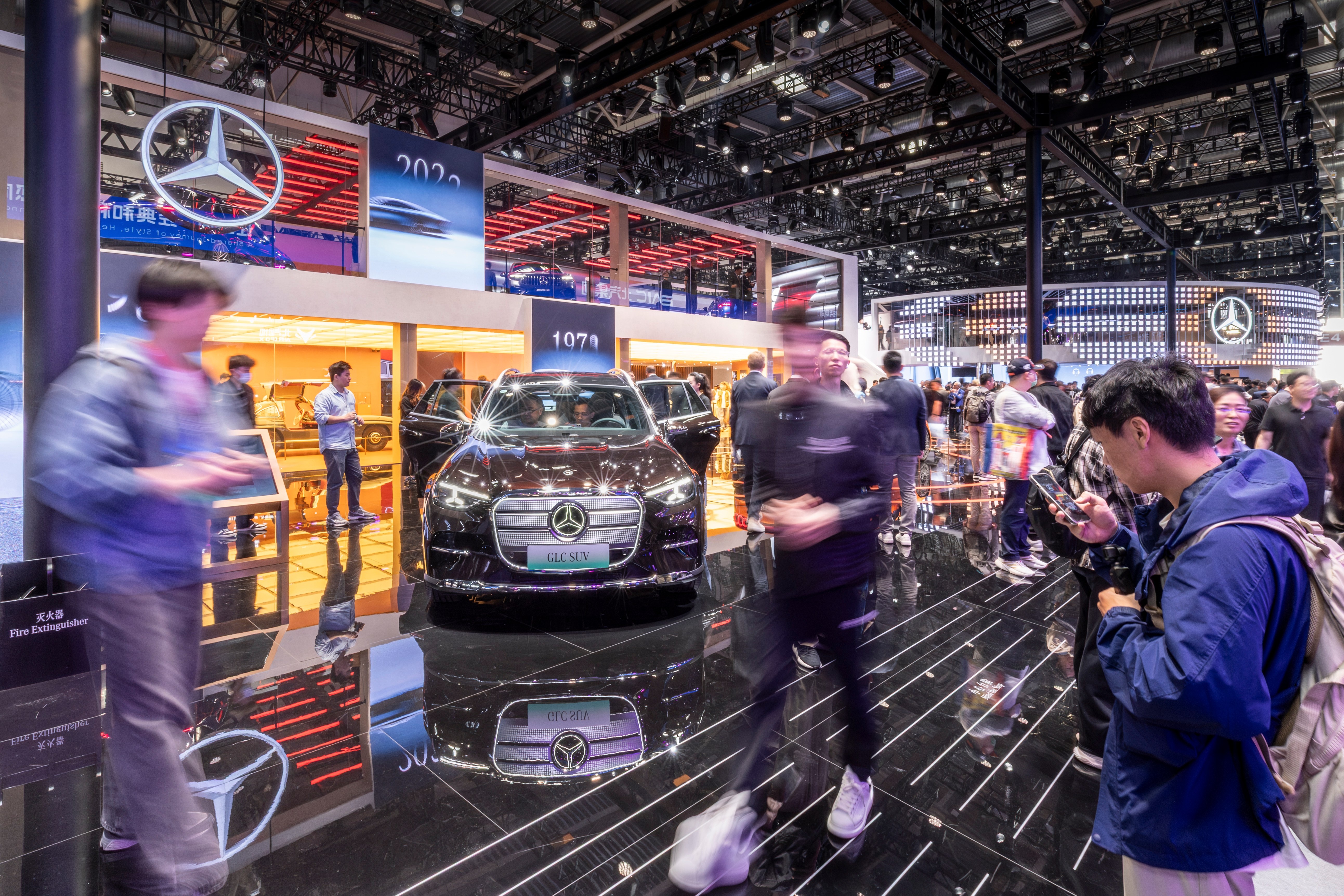 Mercedes-Benz 'mac ke' cuoc chien gia xe tai Trung Quoc hinh anh