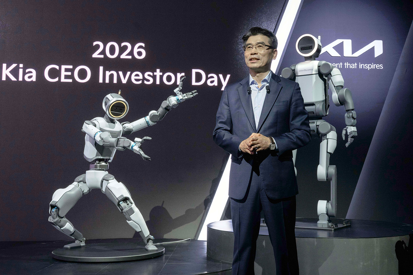 Bi xe Trung Quoc don ep, Kia buoc phai ha gia tai chau Au hinh anh