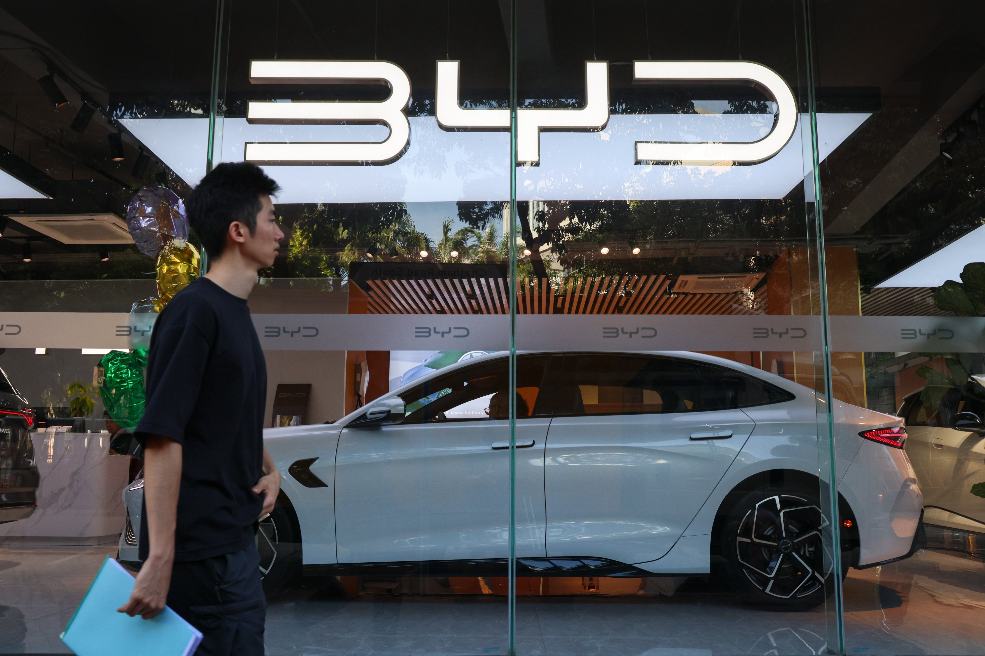 Hon 70 dan bieu dang Dan Chu keu goi cam xe Trung Quoc tai My hinh anh