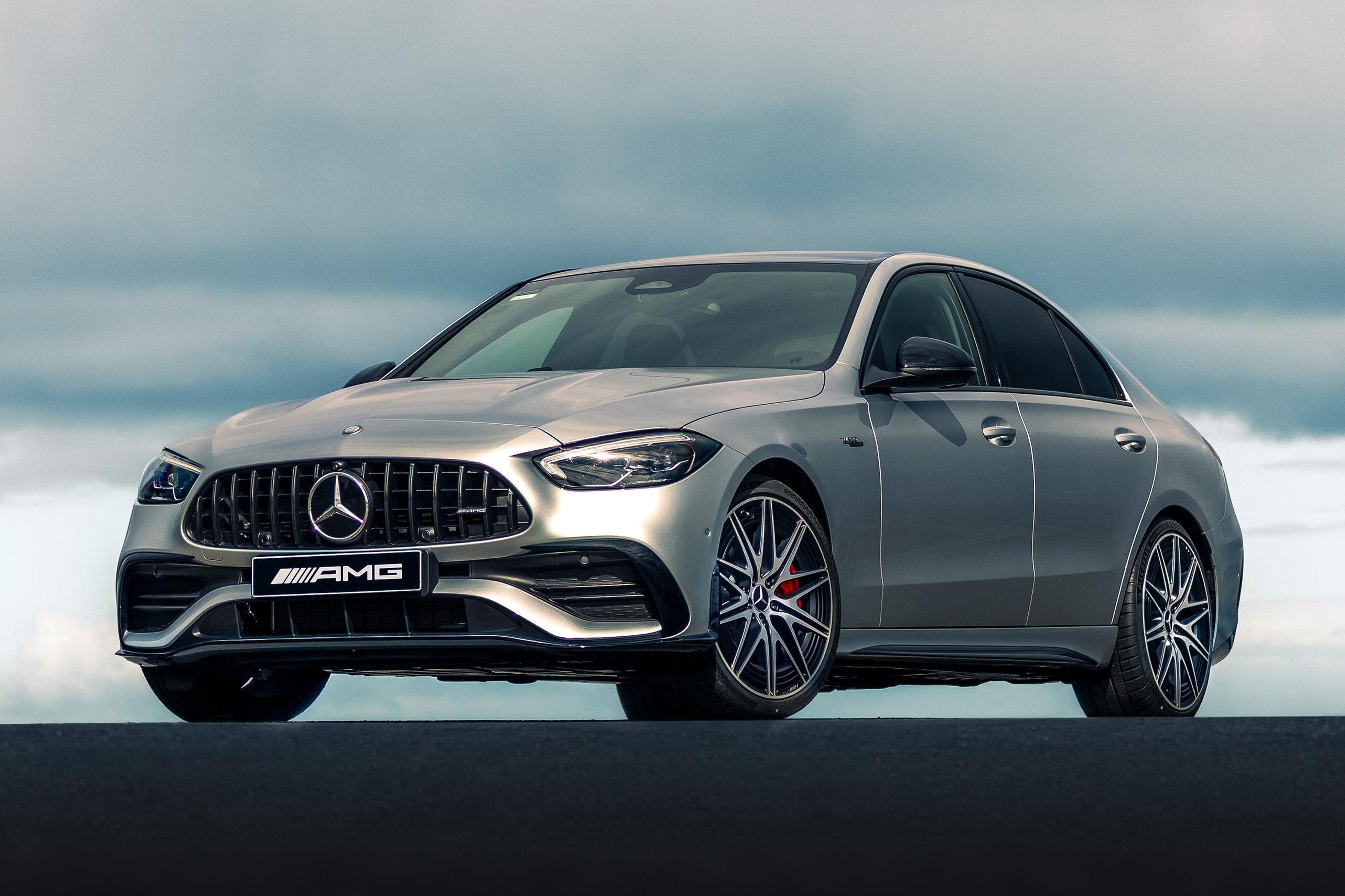 Mercedes-AMG C 43 Edition R+ nhieu 'do choi' nhung gia lai re hon? hinh anh