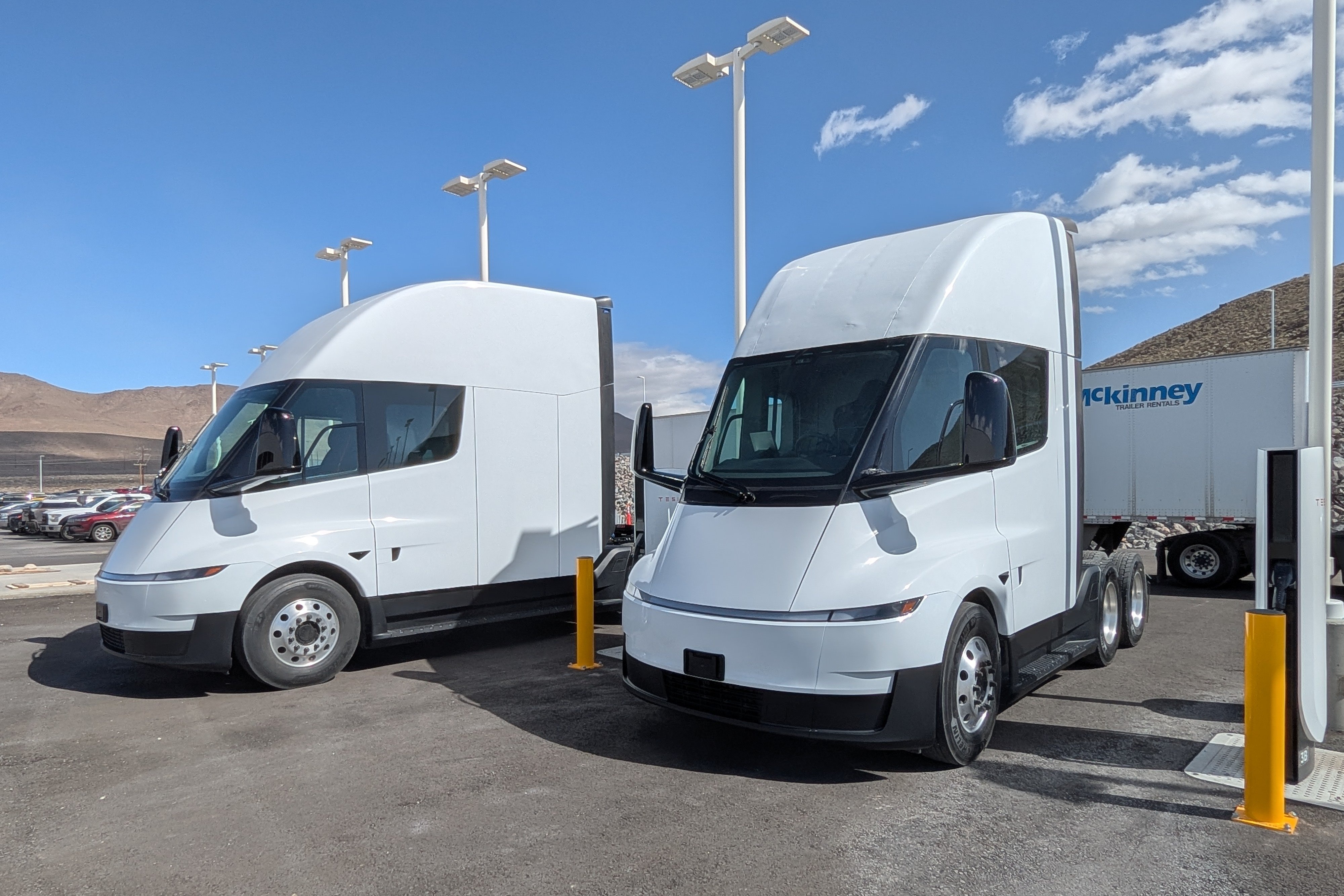 Sau 7 nam tre hen, Tesla Semi da duoc san xuat hang loat hinh anh