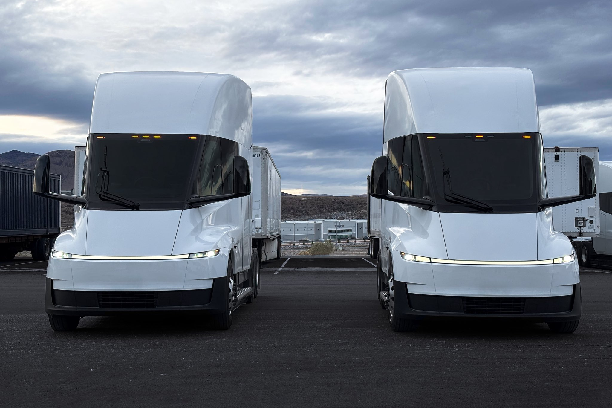 tesla semi,  tesla,  dau keo,  thuan dien,  dau keo dien,  dau keo thuan dien,  elon musk,  xe dien anh 1