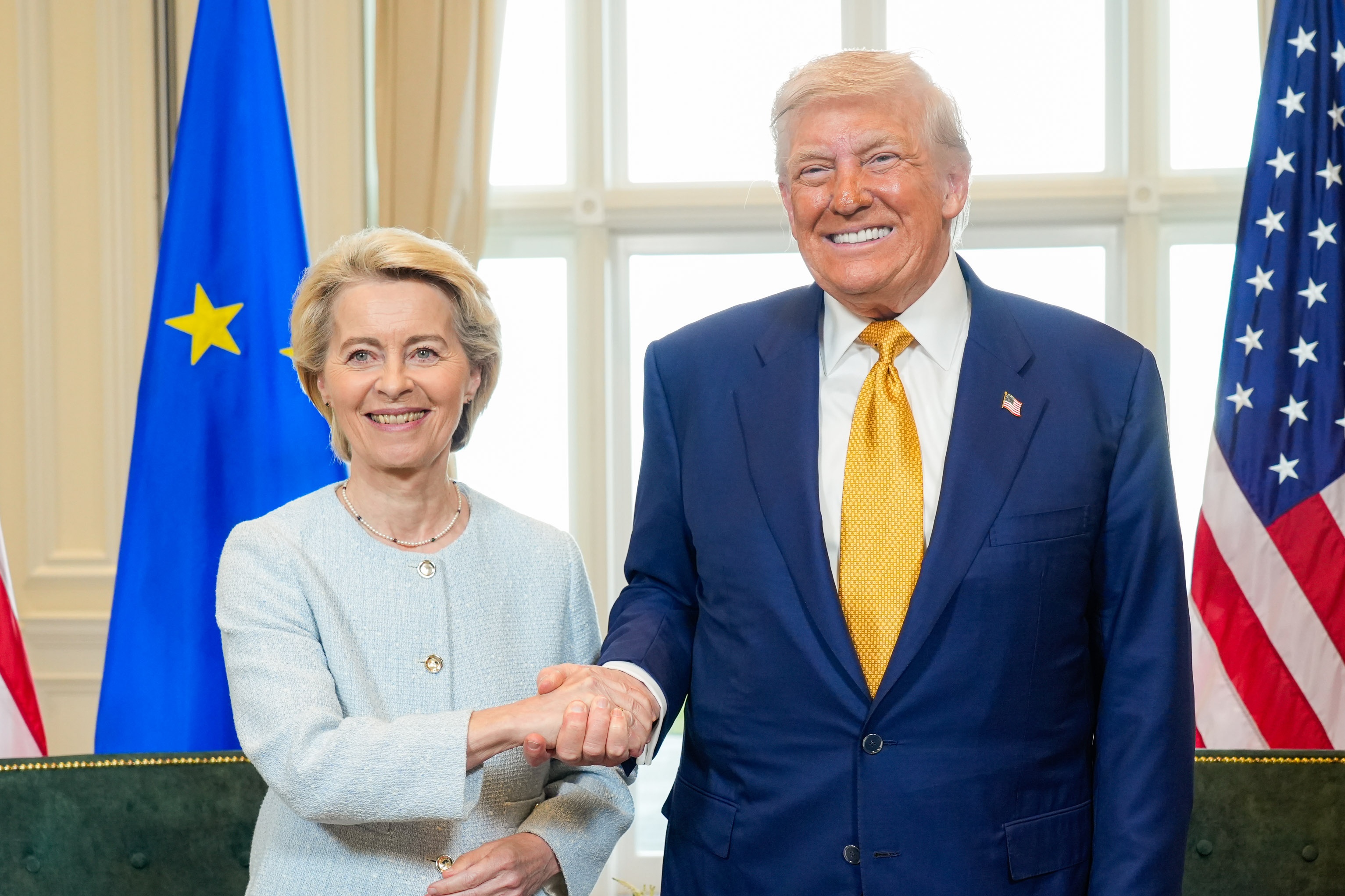 Thay gi khi Tong thong Trump tuyen bo ap thue 25% voi oto tu EU? hinh anh