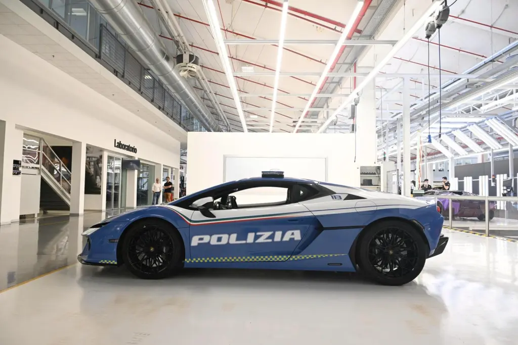 lamborghini temerario,  lamborghini,  temerari,  italy,  cảnh s&aacute;t,  cảnh s&aacute;t italy,  si&ecirc;u xe,  Polizia di Stato ảnh 2