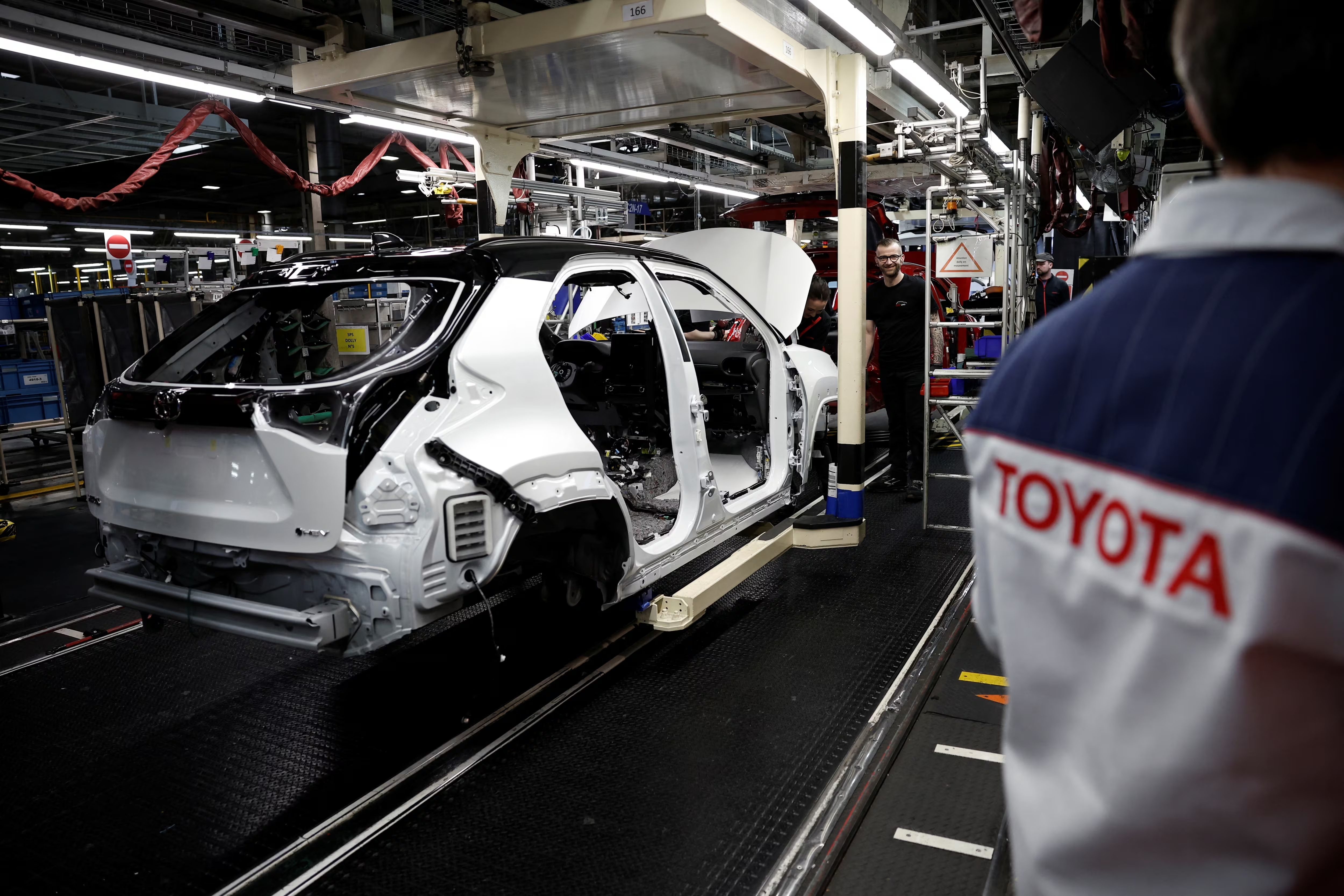 toyota,  nhat ban,  trung dong,  vung vinh,  my,  donald trump,  hybrid,  loi nhuan anh 3