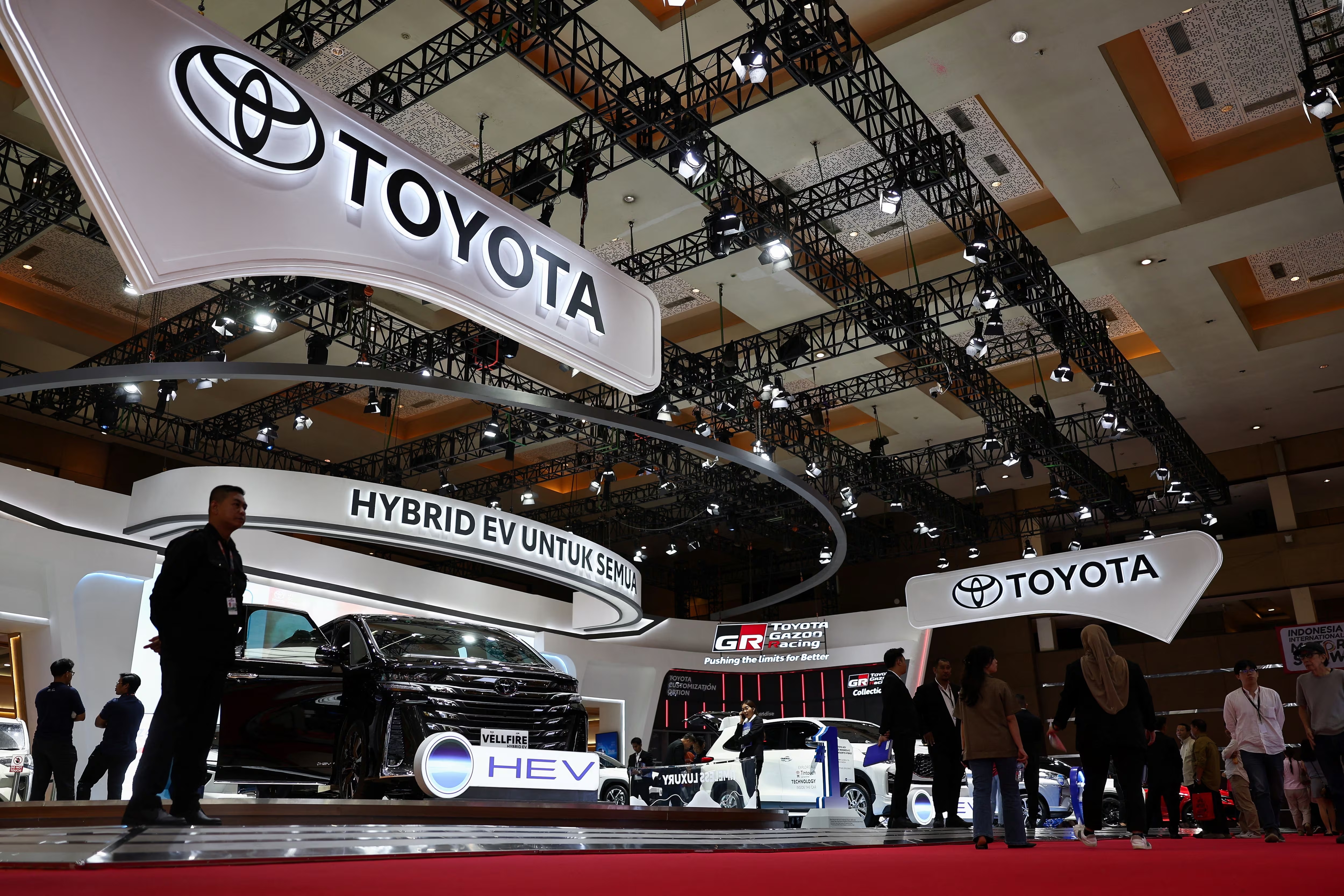 toyota,  nhat ban,  trung dong,  vung vinh,  my,  donald trump,  hybrid,  loi nhuan anh 4