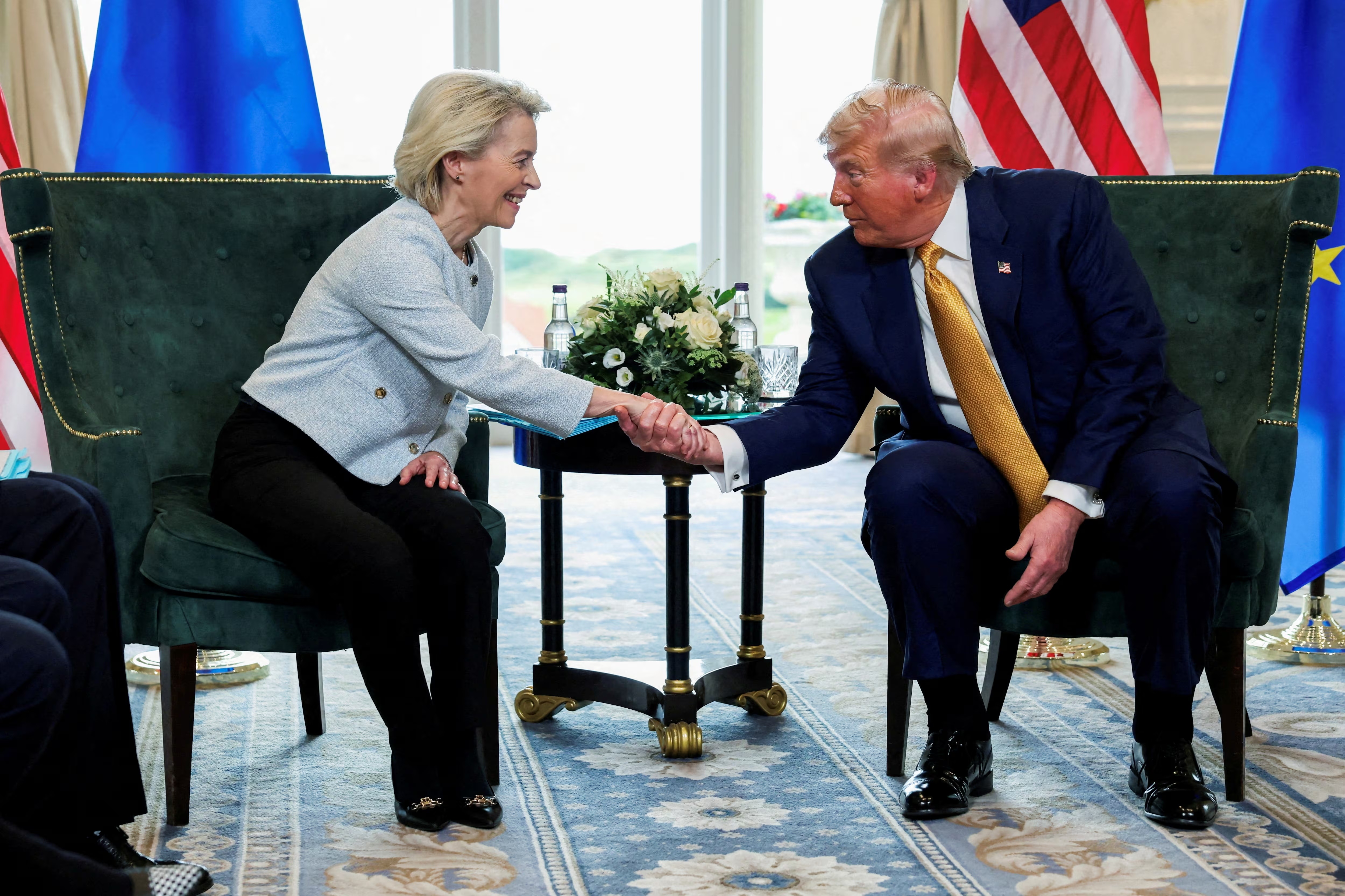 Chau Au cuong cuong 'chot deal' de tranh thue quan tu Tong thong Trump hinh anh
