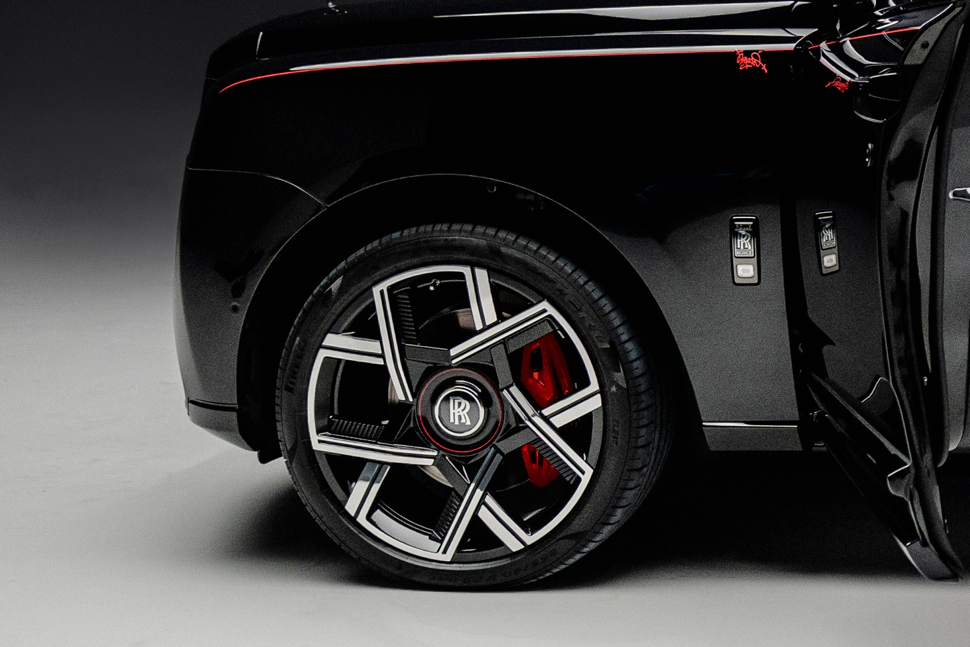 Rolls-Royce, Black Badge Cullinan, Rolls-Royce Cullinan, Black Badge, Cullinan, suv, pháp, nghệ sĩ, Cyril Kongo ảnh 5 Rolls-Royce, Black Badge Cullinan, Rolls-Royce Cullinan, Black Badge, Cullinan, suv, phap, nghe si, Cyril Kongo anh 5