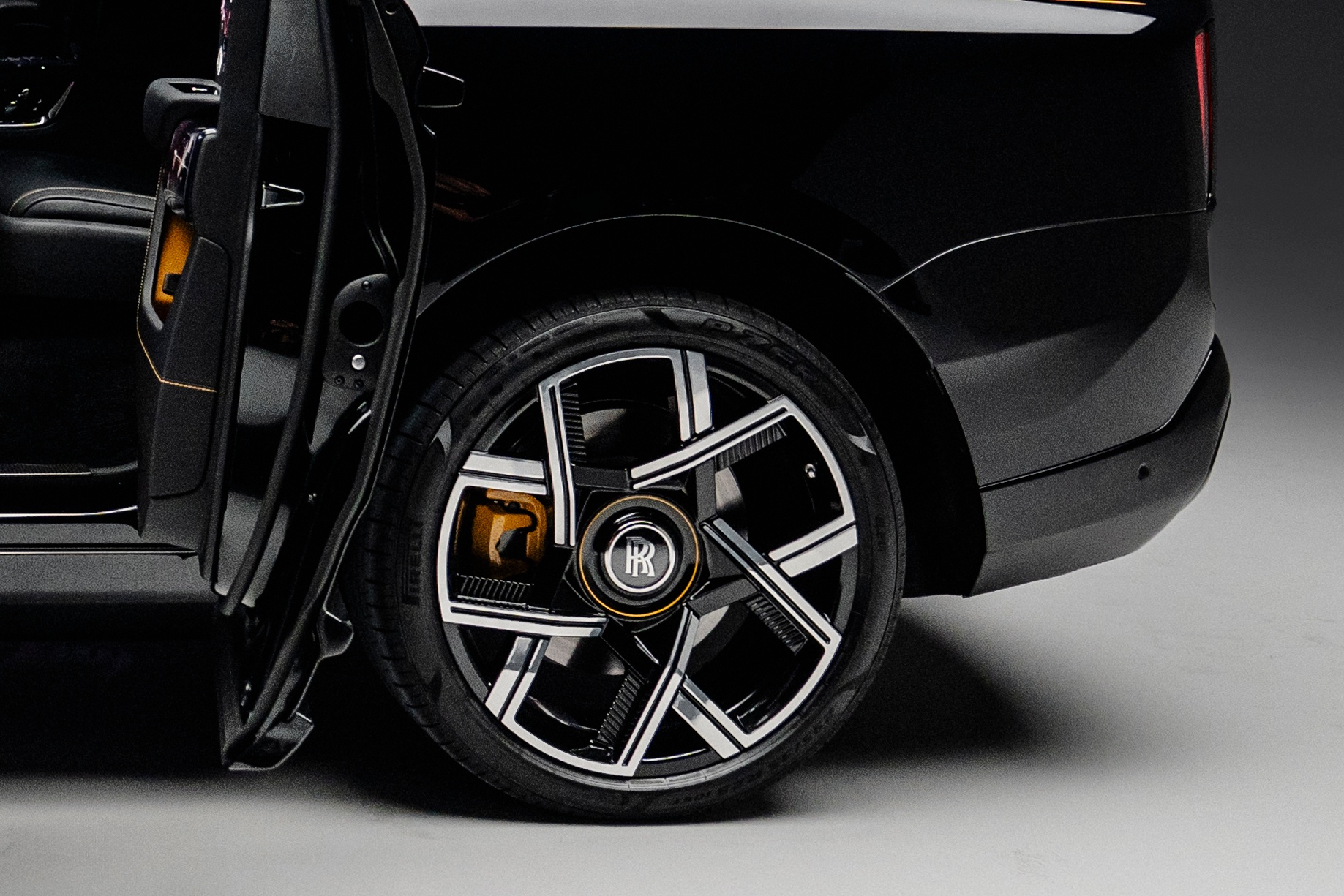 Rolls-Royce, Black Badge Cullinan, Rolls-Royce Cullinan, Black Badge, Cullinan, suv, pháp, nghệ sĩ, Cyril Kongo ảnh 6 Rolls-Royce, Black Badge Cullinan, Rolls-Royce Cullinan, Black Badge, Cullinan, suv, phap, nghe si, Cyril Kongo anh 6