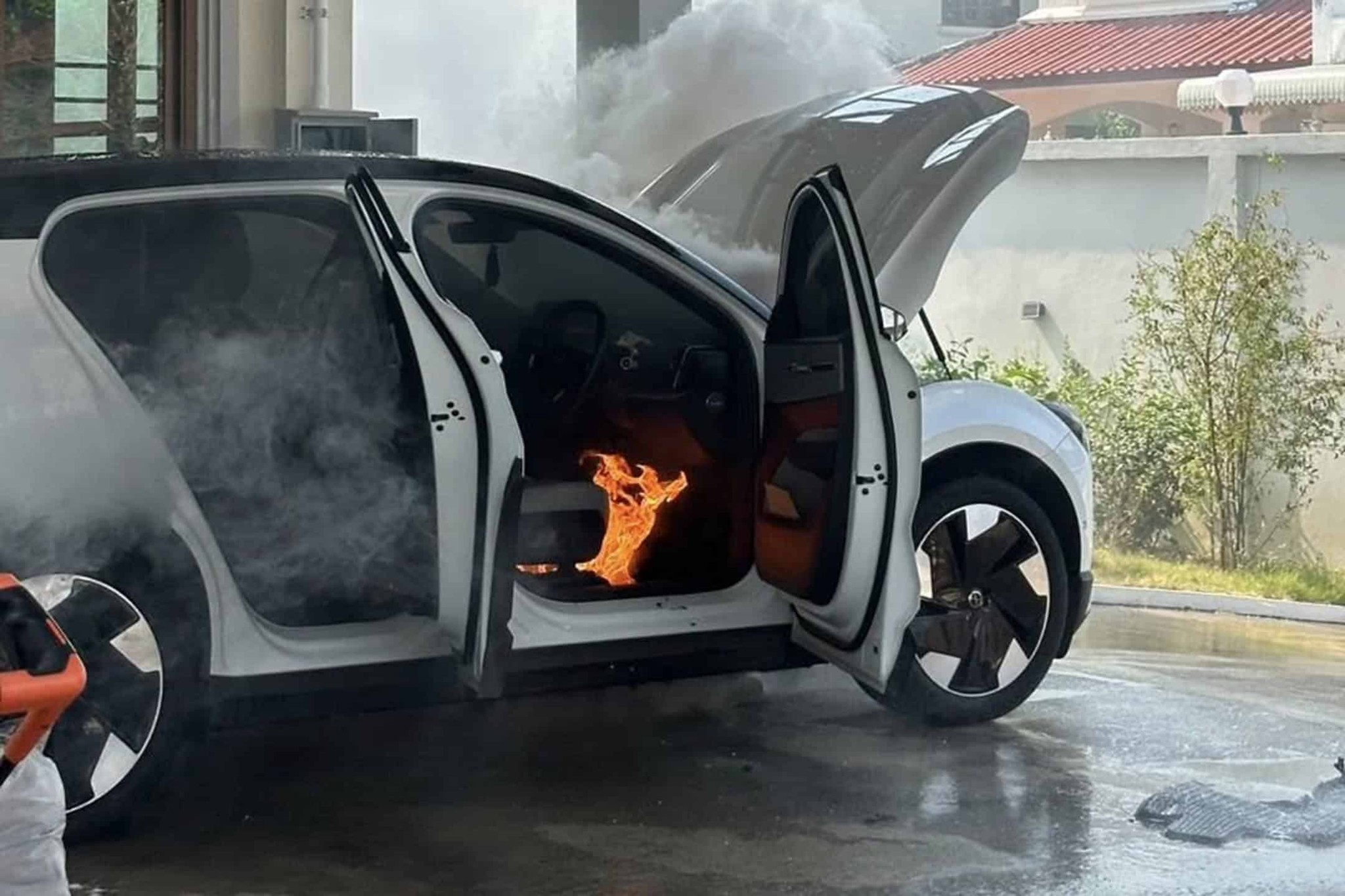 Volvo doi mat nguy co bi kien sau vu chay xe dien EX30 tai Thai Lan hinh anh