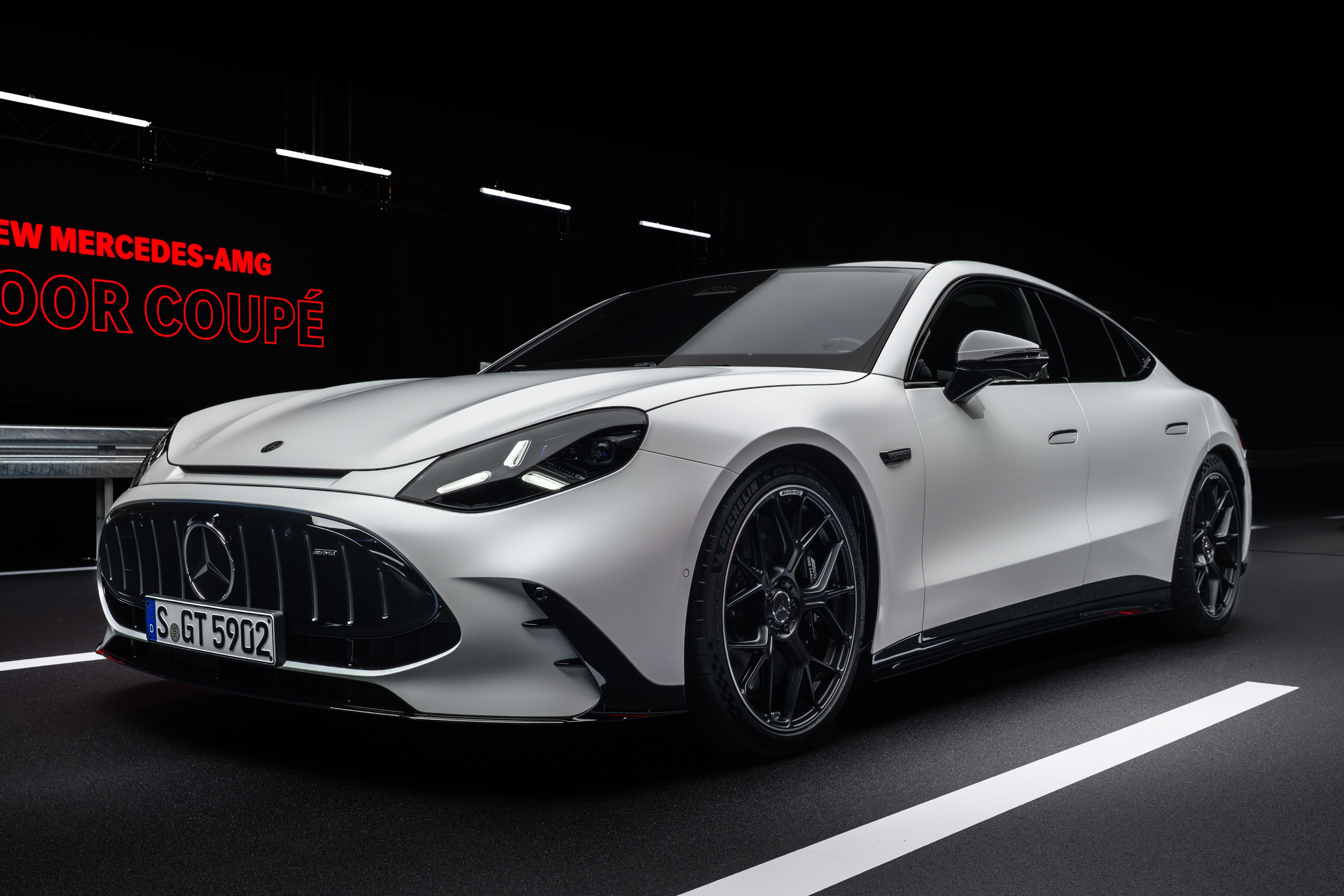 CEO Mercedes-AMG: 'Muon khach hang tin xe dien, hay de ho tu cam lai' hinh anh