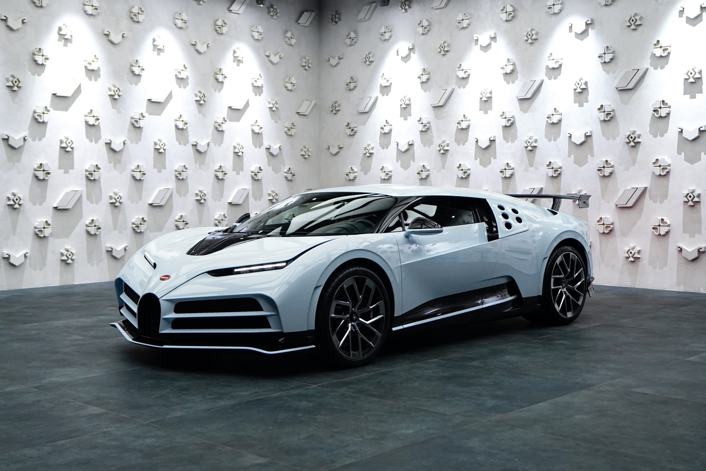 bugatti,  Centodieci,  Bugatti Centodieci,  sieu xe,  uae,  paris,  rm sotheby's,  dau gia,  hypercar anh 1