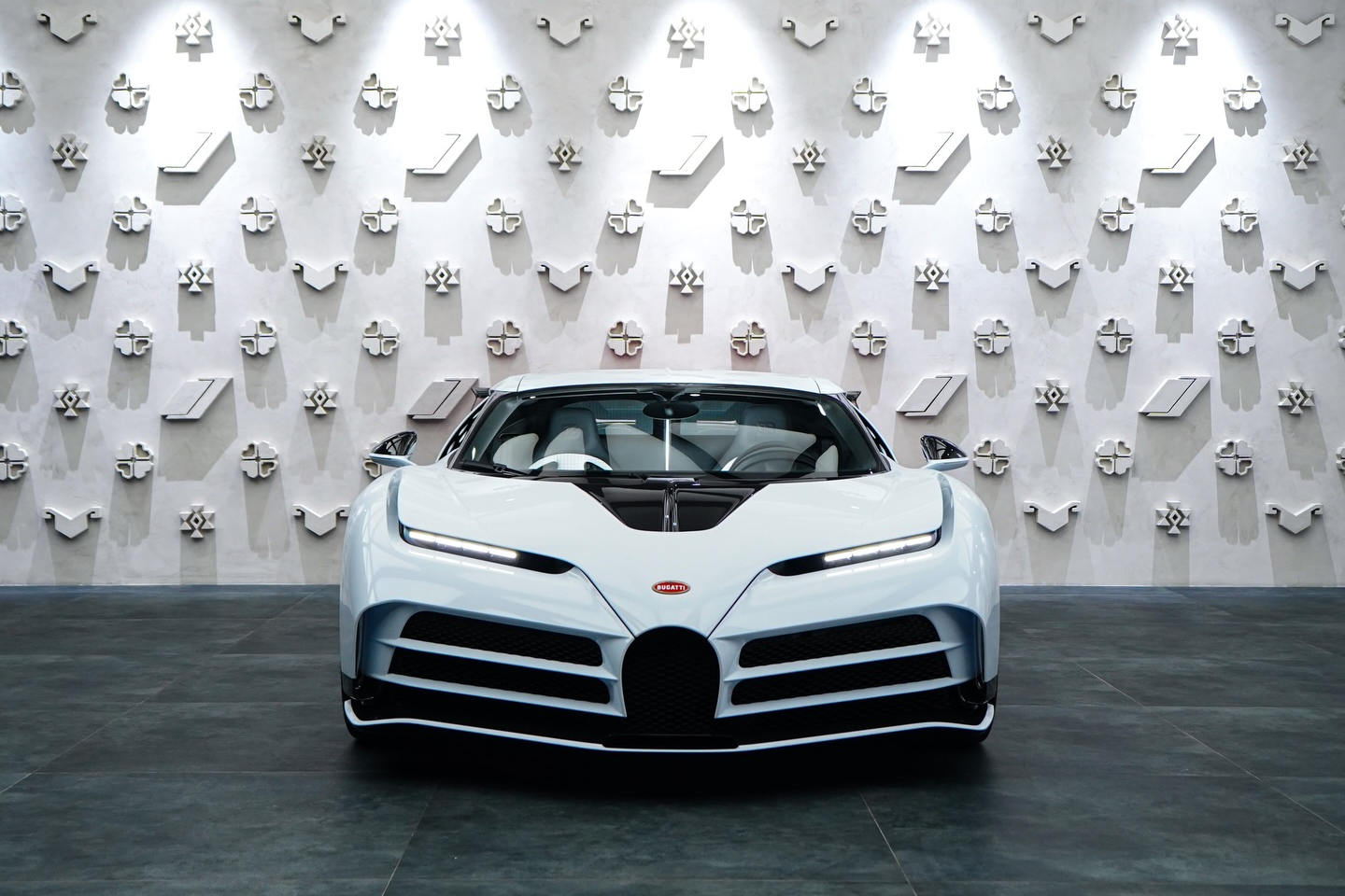 bugatti,  Centodieci,  Bugatti Centodieci,  sieu xe,  uae,  paris,  rm sotheby's,  dau gia,  hypercar anh 10