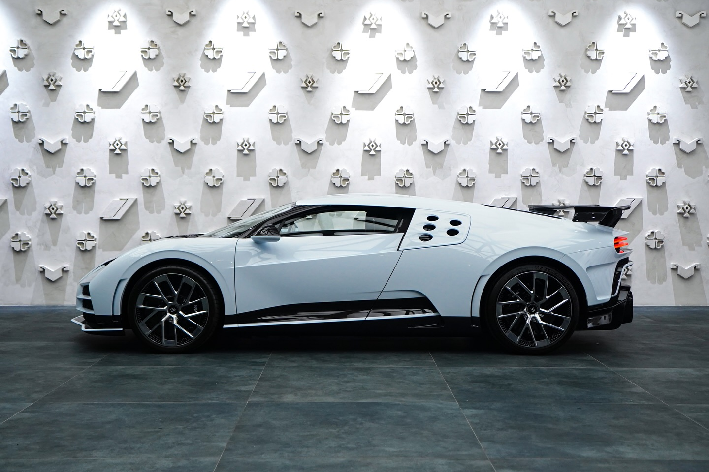 bugatti,  Centodieci,  Bugatti Centodieci,  sieu xe,  uae,  paris,  rm sotheby's,  dau gia,  hypercar anh 11