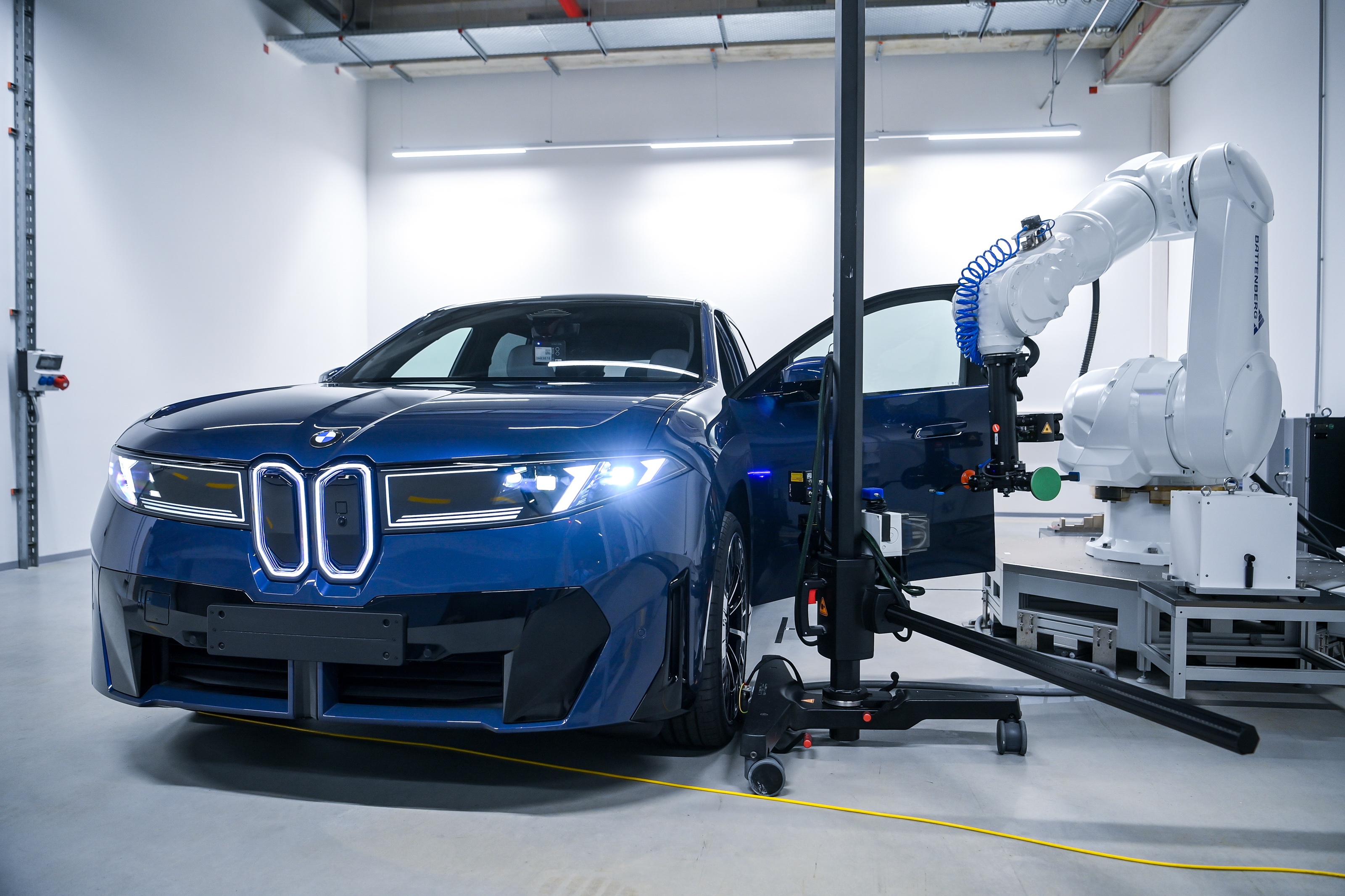 Vua moi ra mat, BMW iX3 da nam trong dien trieu hoi hinh anh