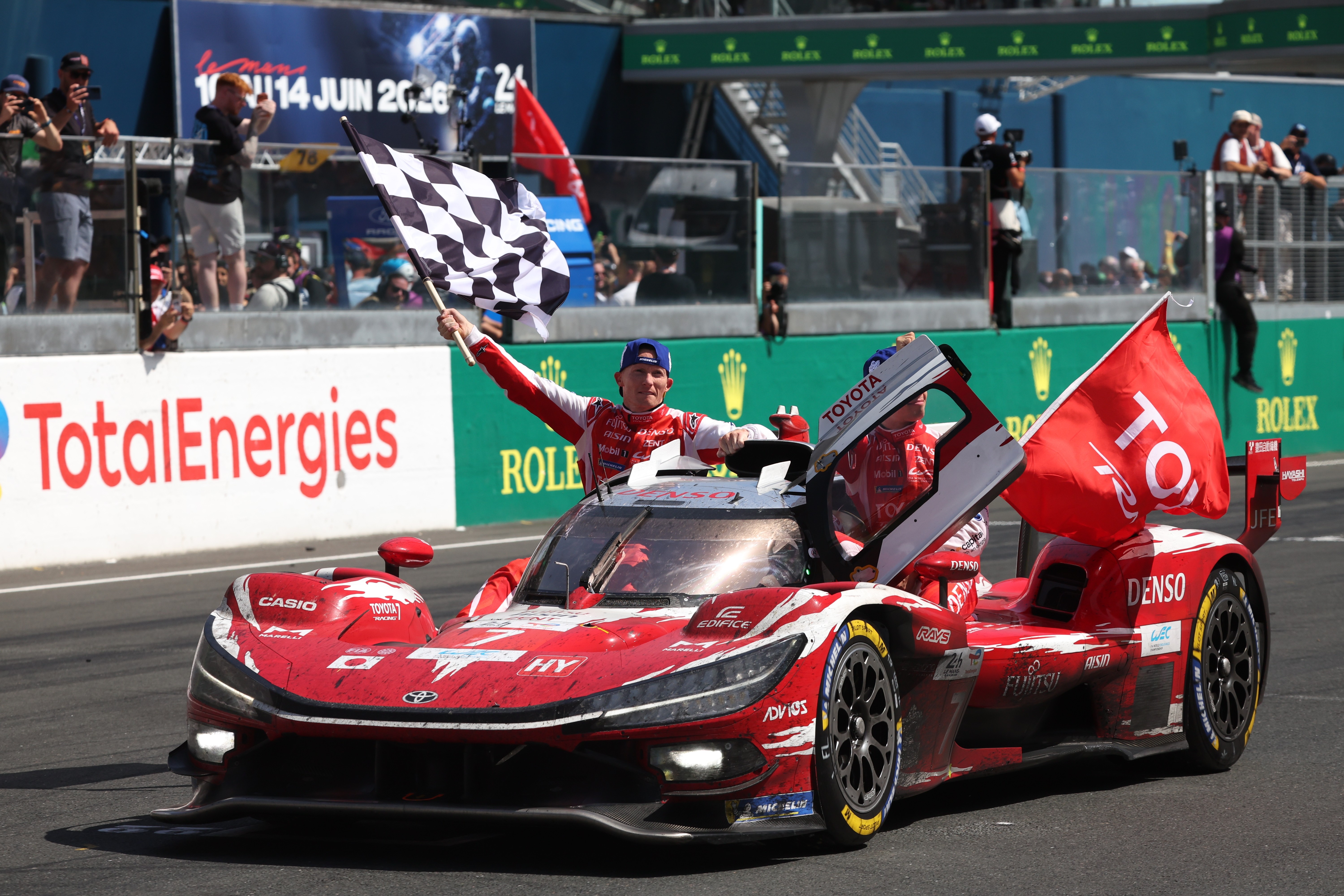 Danh bai Ferrari, Toyota tro lai ngoi vuong tai Le Mans hinh anh