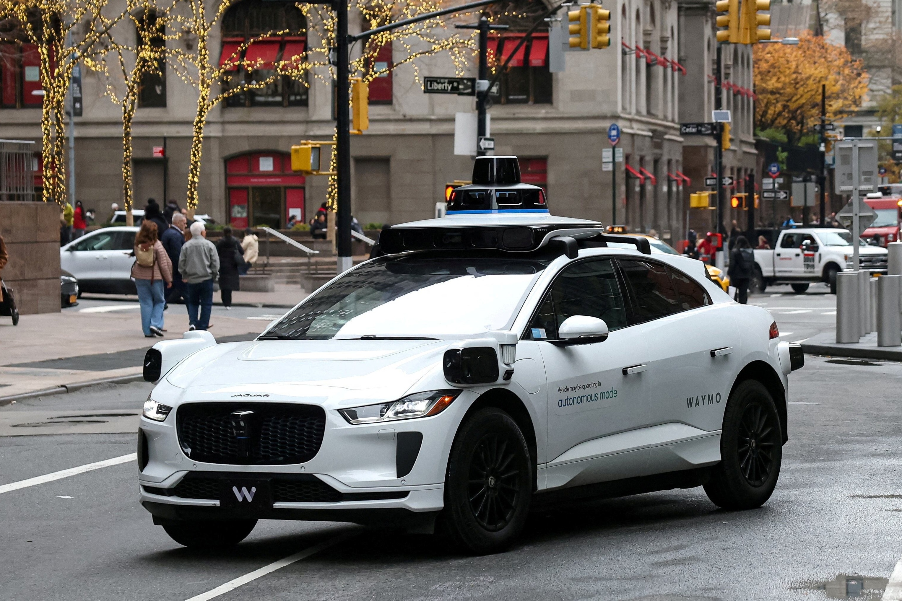 Waymo lai trieu hoi gan 3.900 robotaxi tai My hinh anh