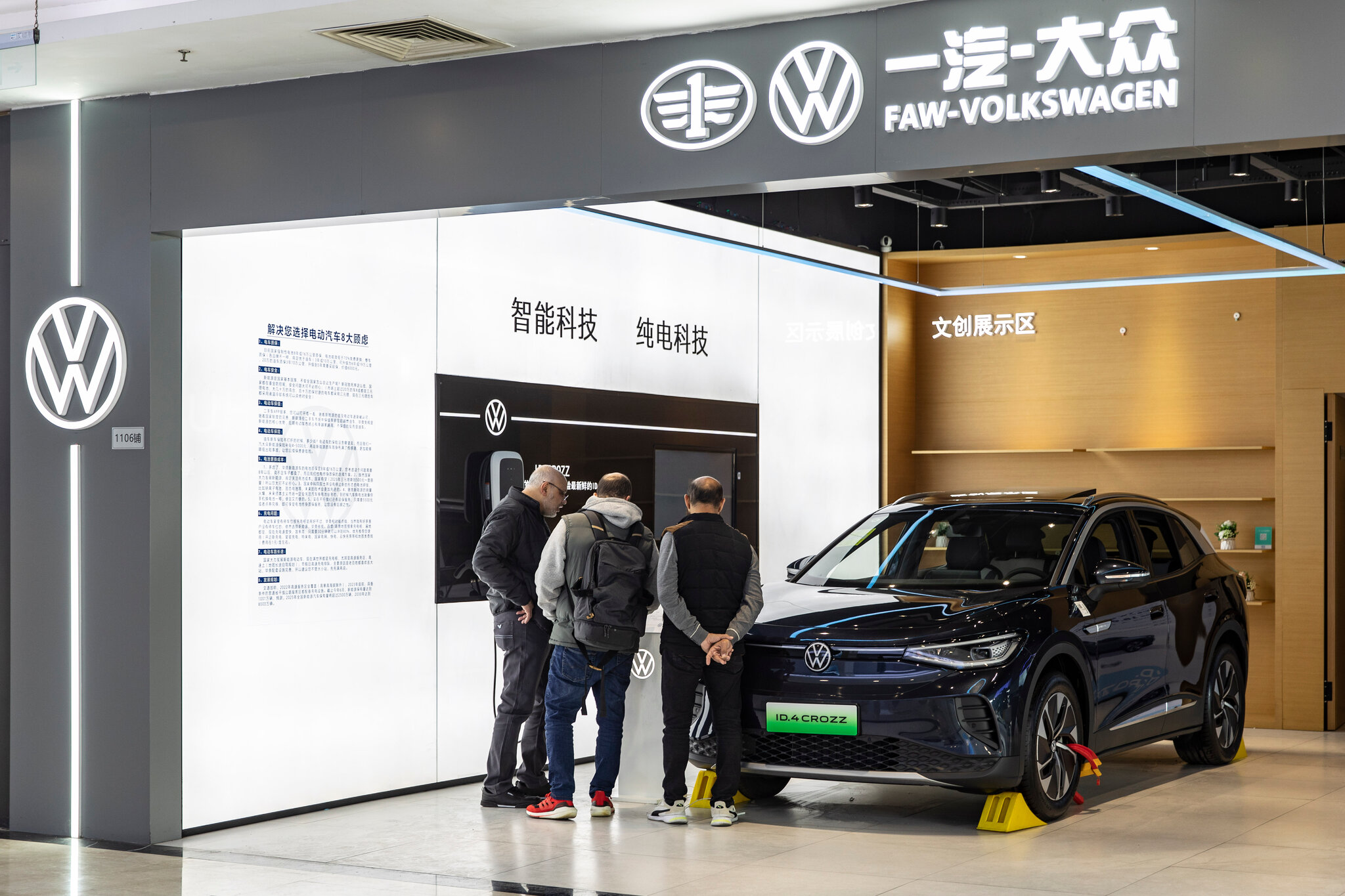 Volkswagen can nhac cat 100.000 viec lam, dong 4 nha may tai Duc hinh anh