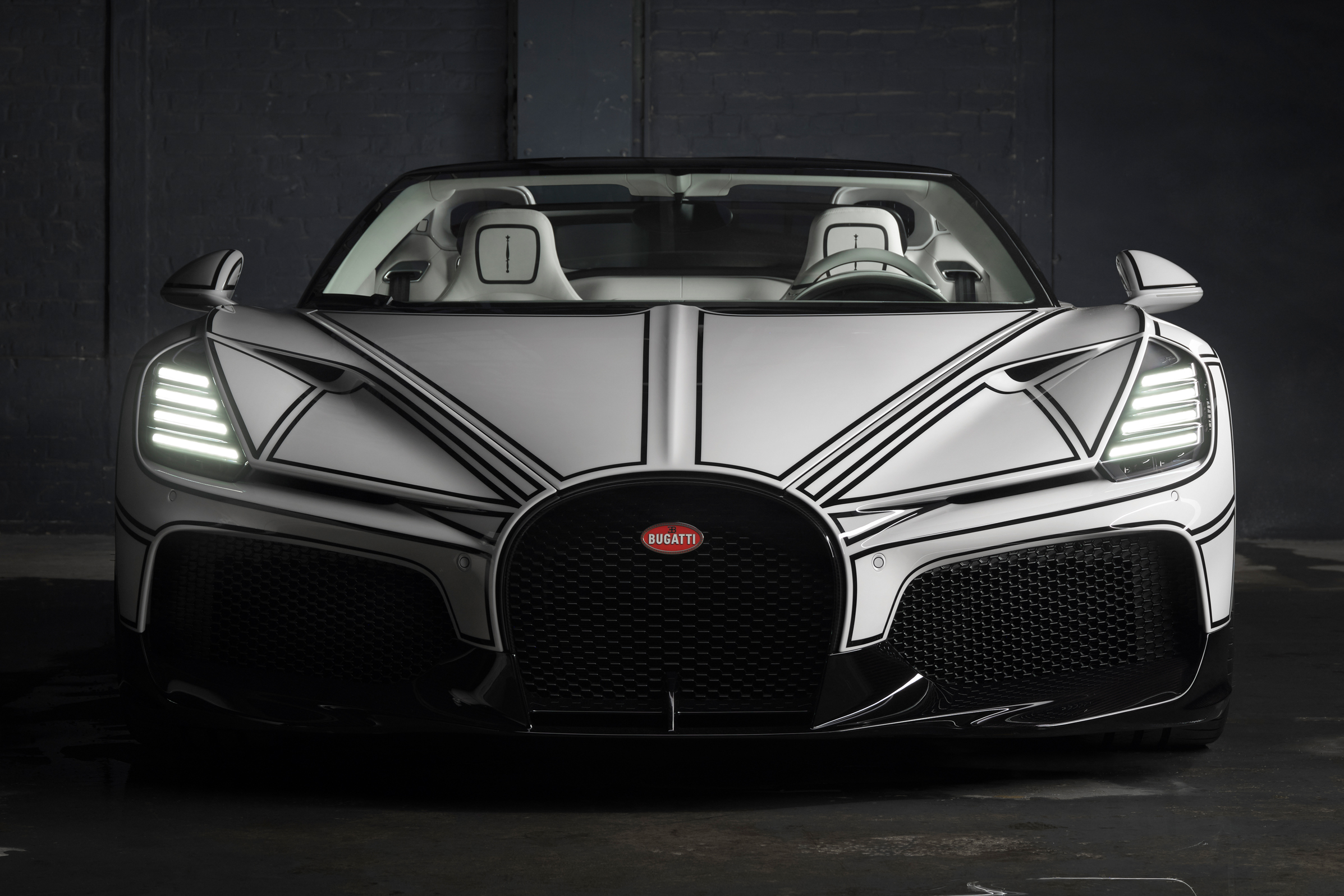 Bugatti W16 Mistral,  Blanc Eternel,  Bugatti,  W16 Mistral Blanc Eternel,  sieu xe,  hypercar,  W16 Mistral,  gom su,  gom,  su,  duc,  phap anh 3