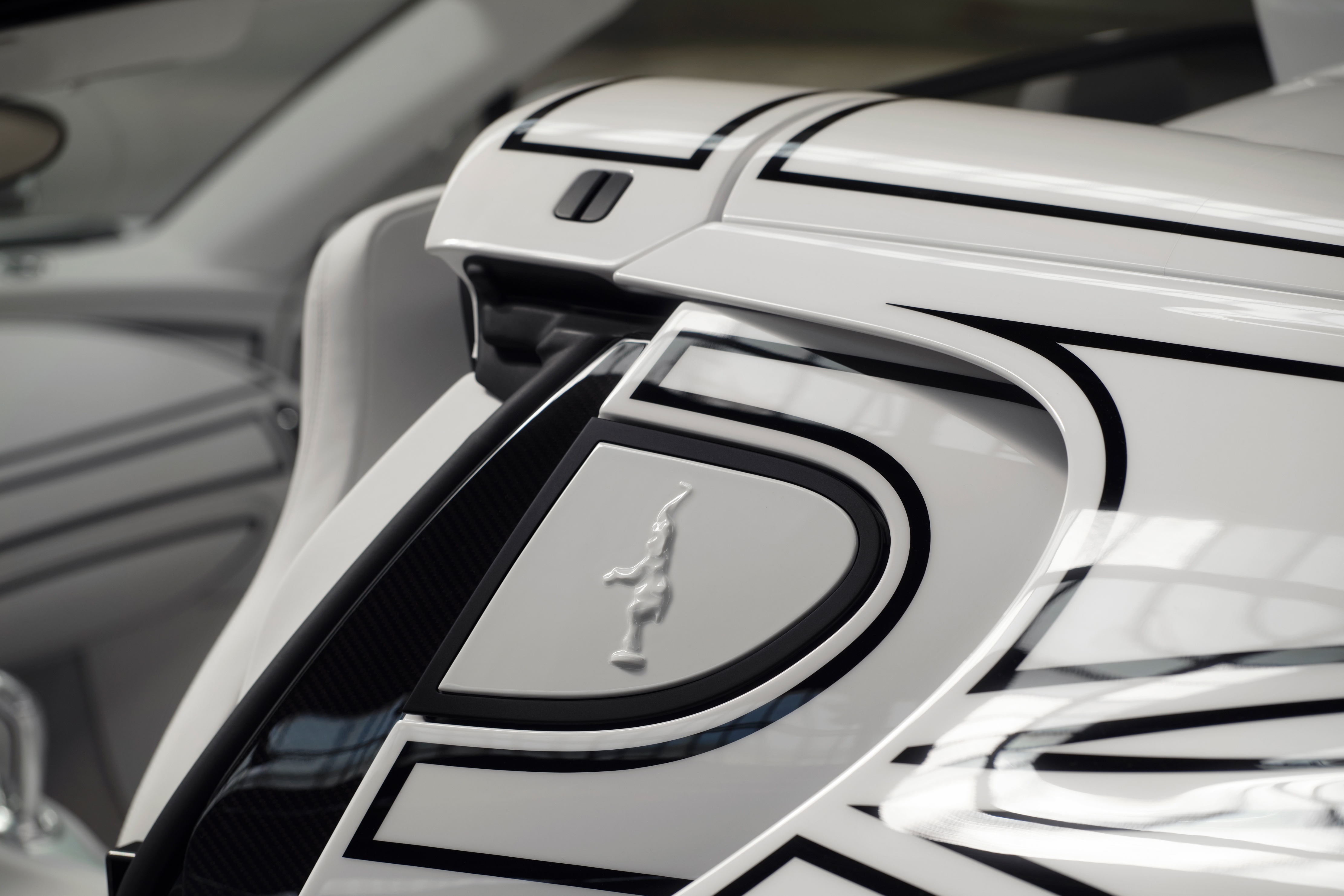 Bugatti W16 Mistral,  Blanc Eternel,  Bugatti,  W16 Mistral Blanc Eternel,  sieu xe,  hypercar,  W16 Mistral,  gom su,  gom,  su,  duc,  phap anh 6