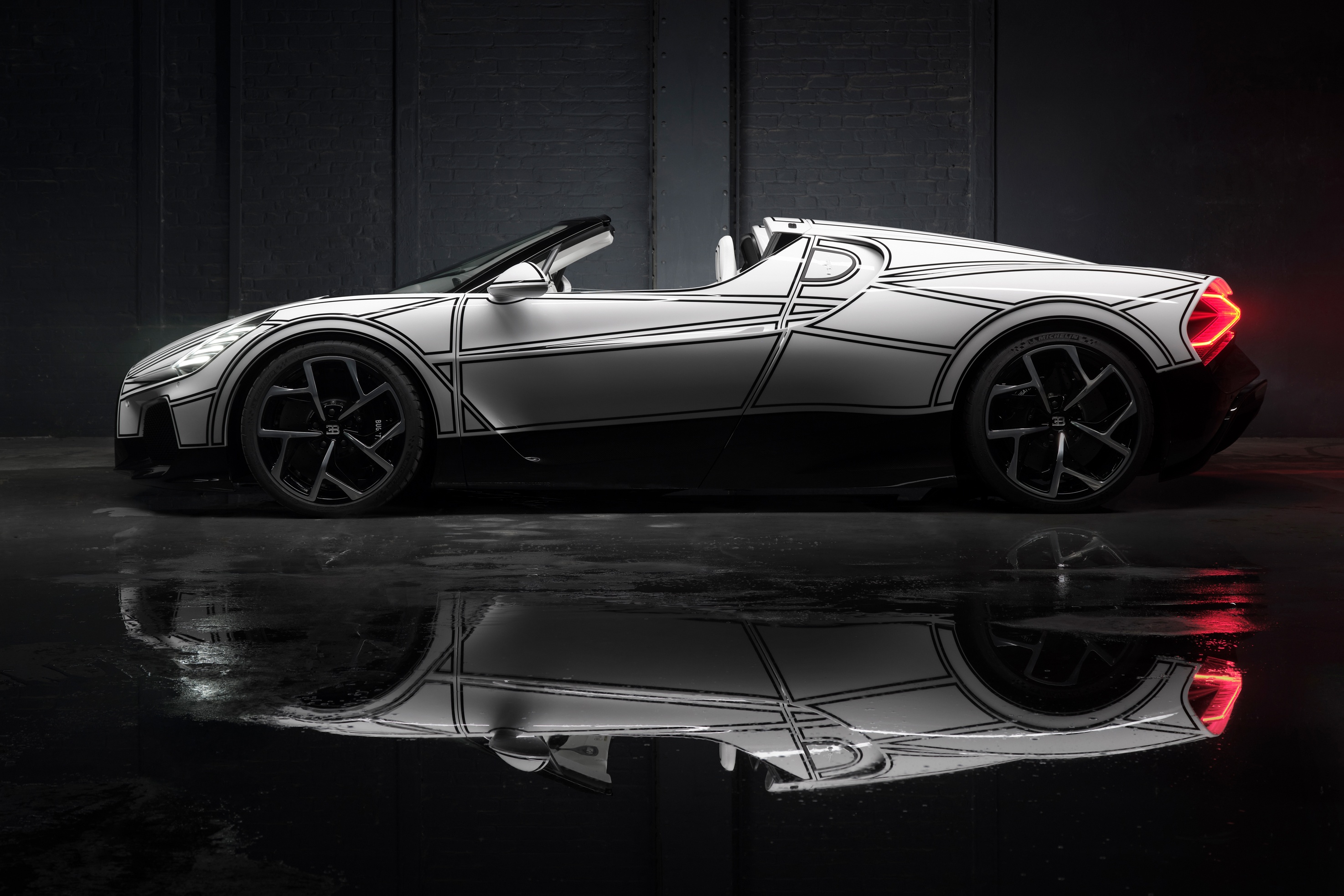 Bugatti W16 Mistral,  Blanc Eternel,  Bugatti,  W16 Mistral Blanc Eternel,  sieu xe,  hypercar,  W16 Mistral,  gom su,  gom,  su,  duc,  phap anh 4