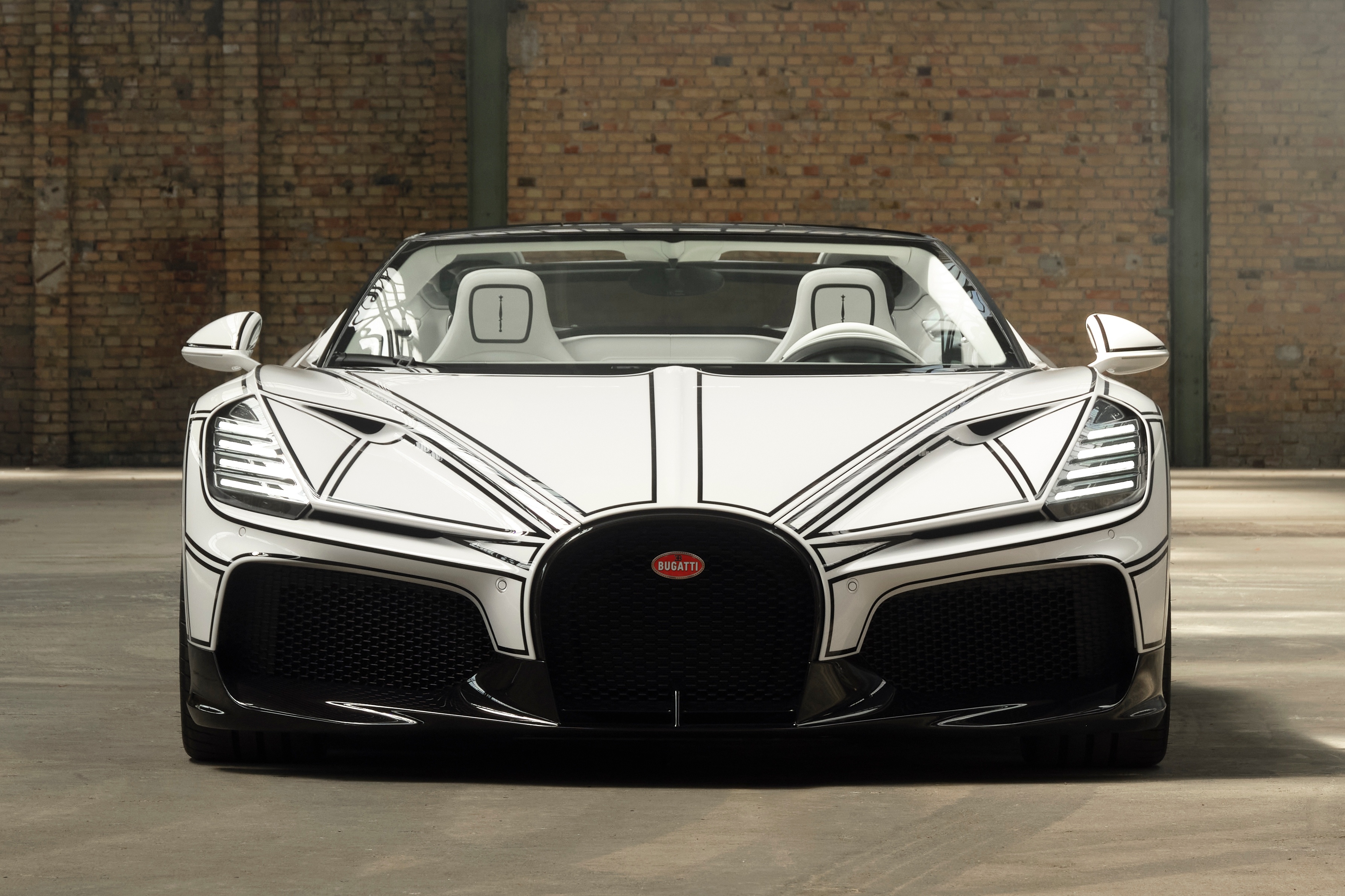 Can canh sieu xe Bugatti W16 Mistral Blanc Eternel op gom su doc nhat hinh anh