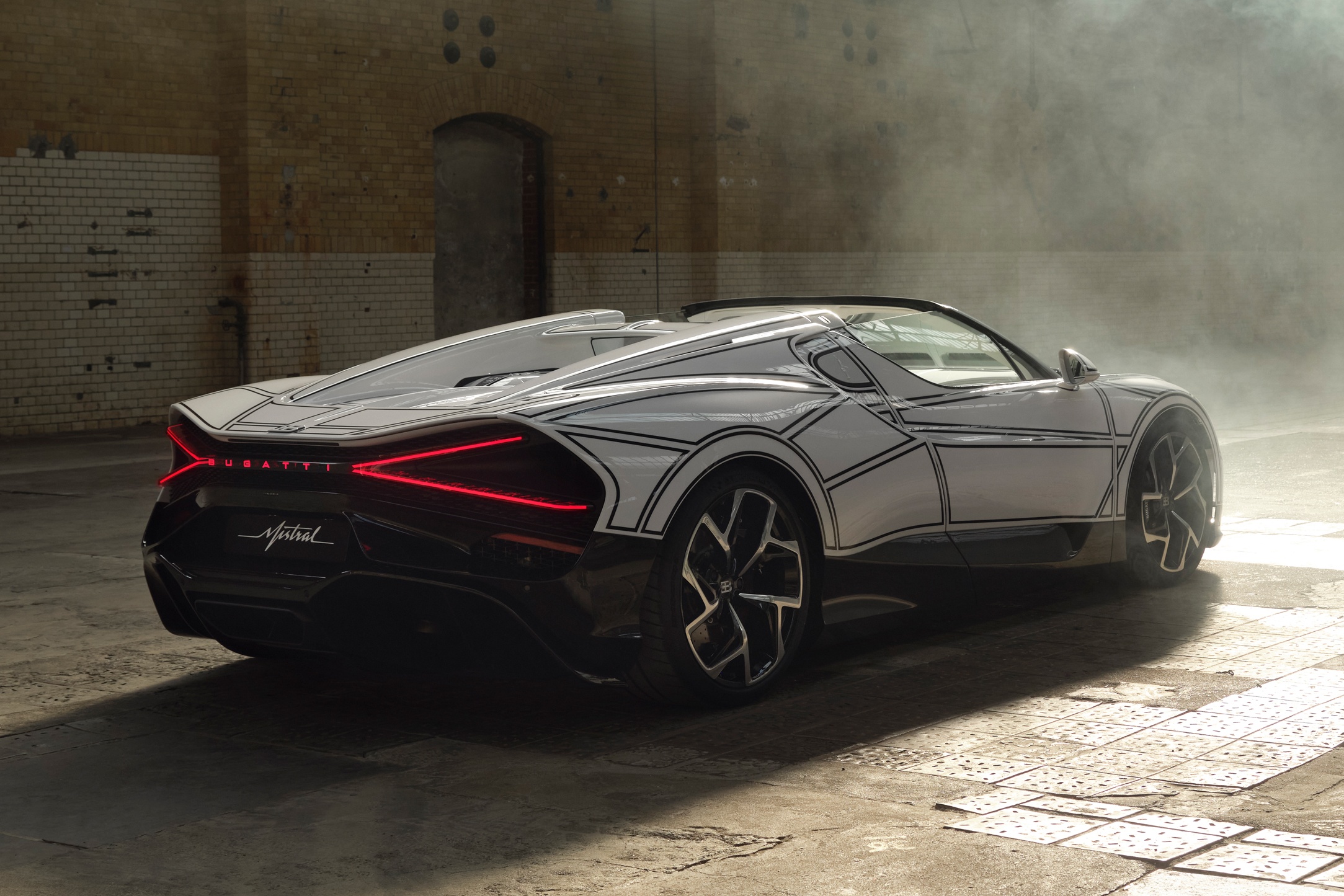 Bugatti W16 Mistral,  Blanc Eternel,  Bugatti,  W16 Mistral Blanc Eternel,  sieu xe,  hypercar,  W16 Mistral,  gom su,  gom,  su,  duc,  phap anh 2
