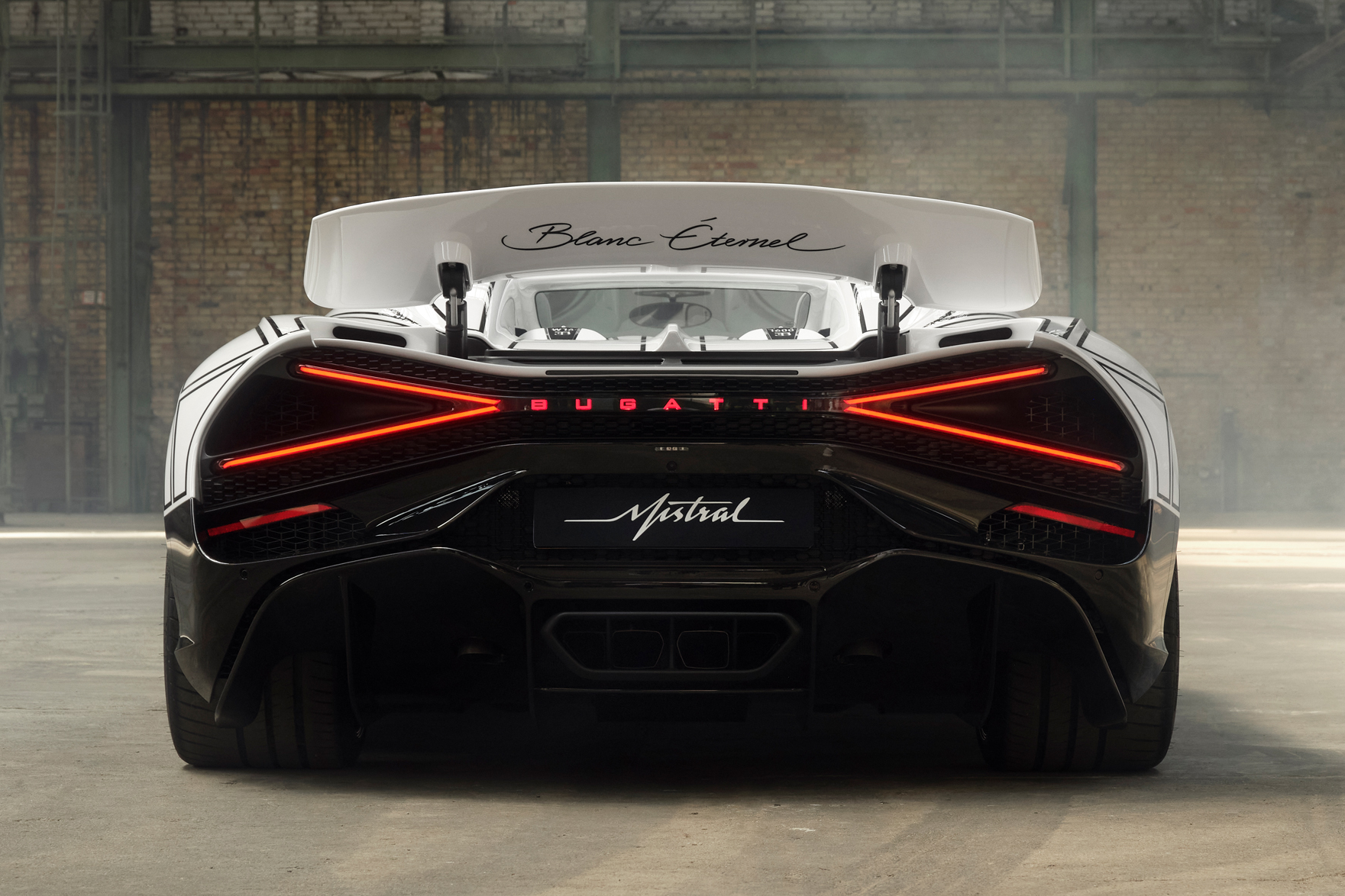 Bugatti W16 Mistral,  Blanc Eternel,  Bugatti,  W16 Mistral Blanc Eternel,  sieu xe,  hypercar,  W16 Mistral,  gom su,  gom,  su,  duc,  phap anh 8