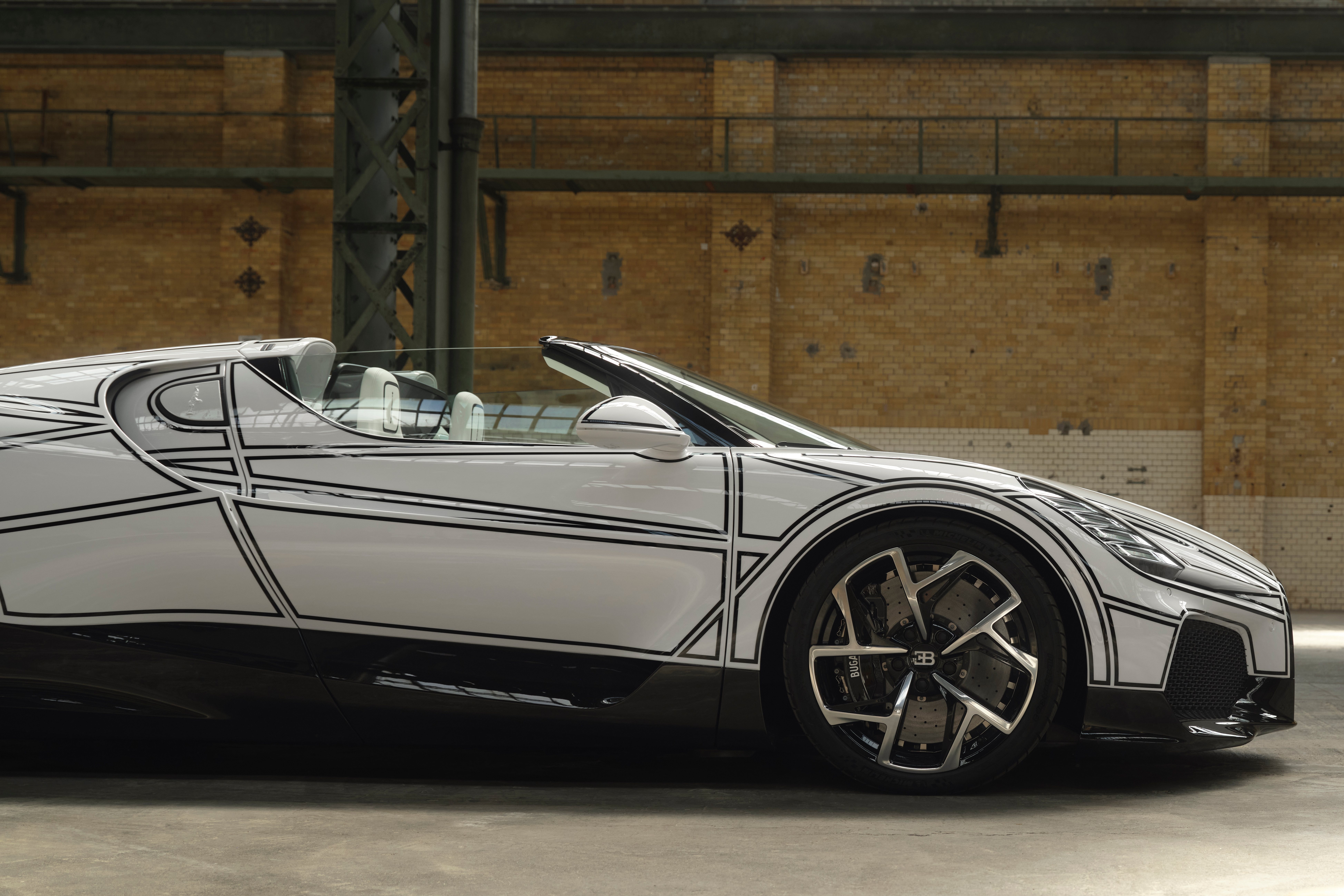 Bugatti W16 Mistral,  Blanc Eternel,  Bugatti,  W16 Mistral Blanc Eternel,  sieu xe,  hypercar,  W16 Mistral,  gom su,  gom,  su,  duc,  phap anh 5