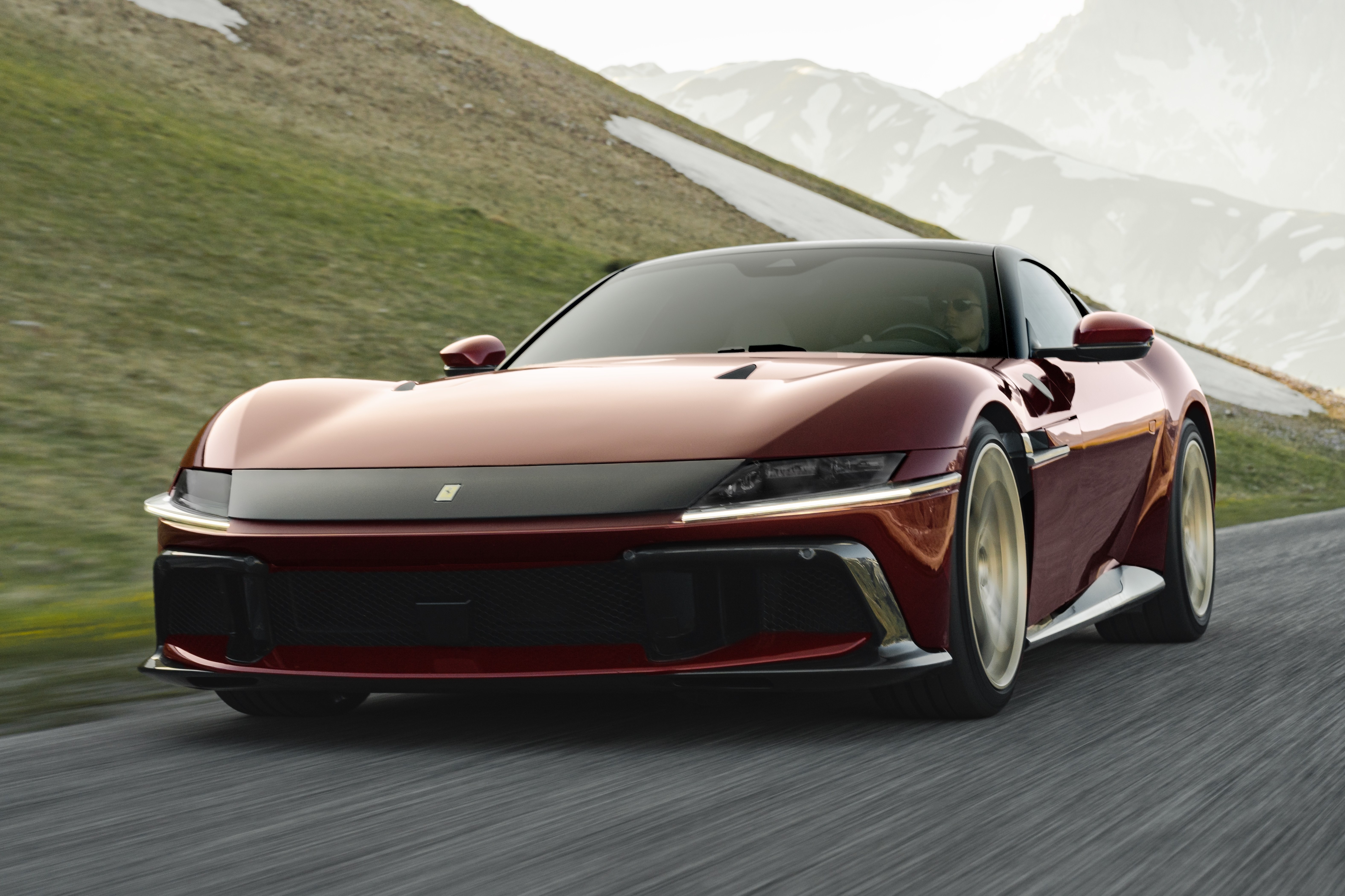 Hop so san quay tro lai voi sieu xe Ferrari 12Cilindri Manuale hinh anh