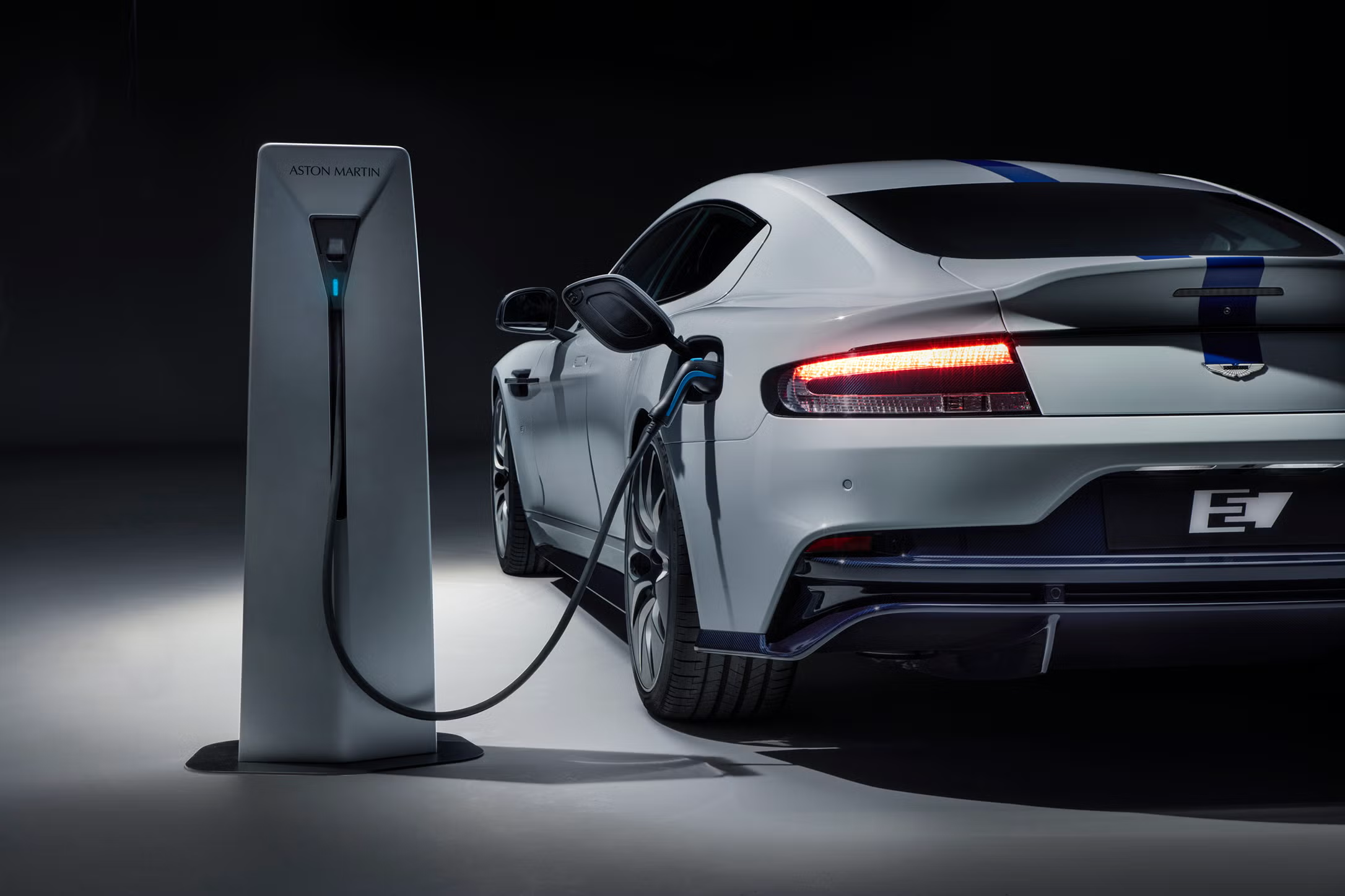 v12,  aston martin,  si&ecirc;u xe,  động cơ,  động cơ v12,  twin-turbo,  Adrian Hallmark,  ch&acirc;u &acirc;u,  mỹ,  xe điện,  xe thuần điện ảnh 3