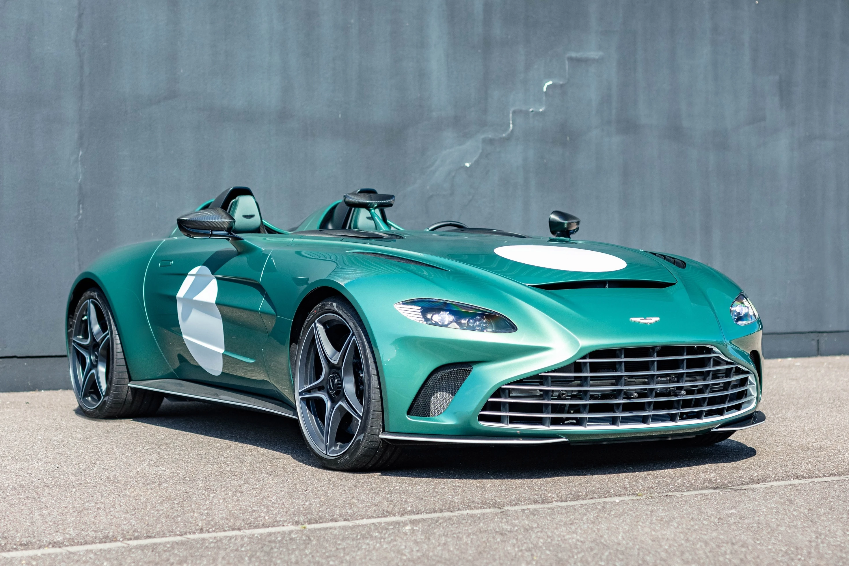 Aston Martin 'đấu tranh' để giữ lại động cơ V12