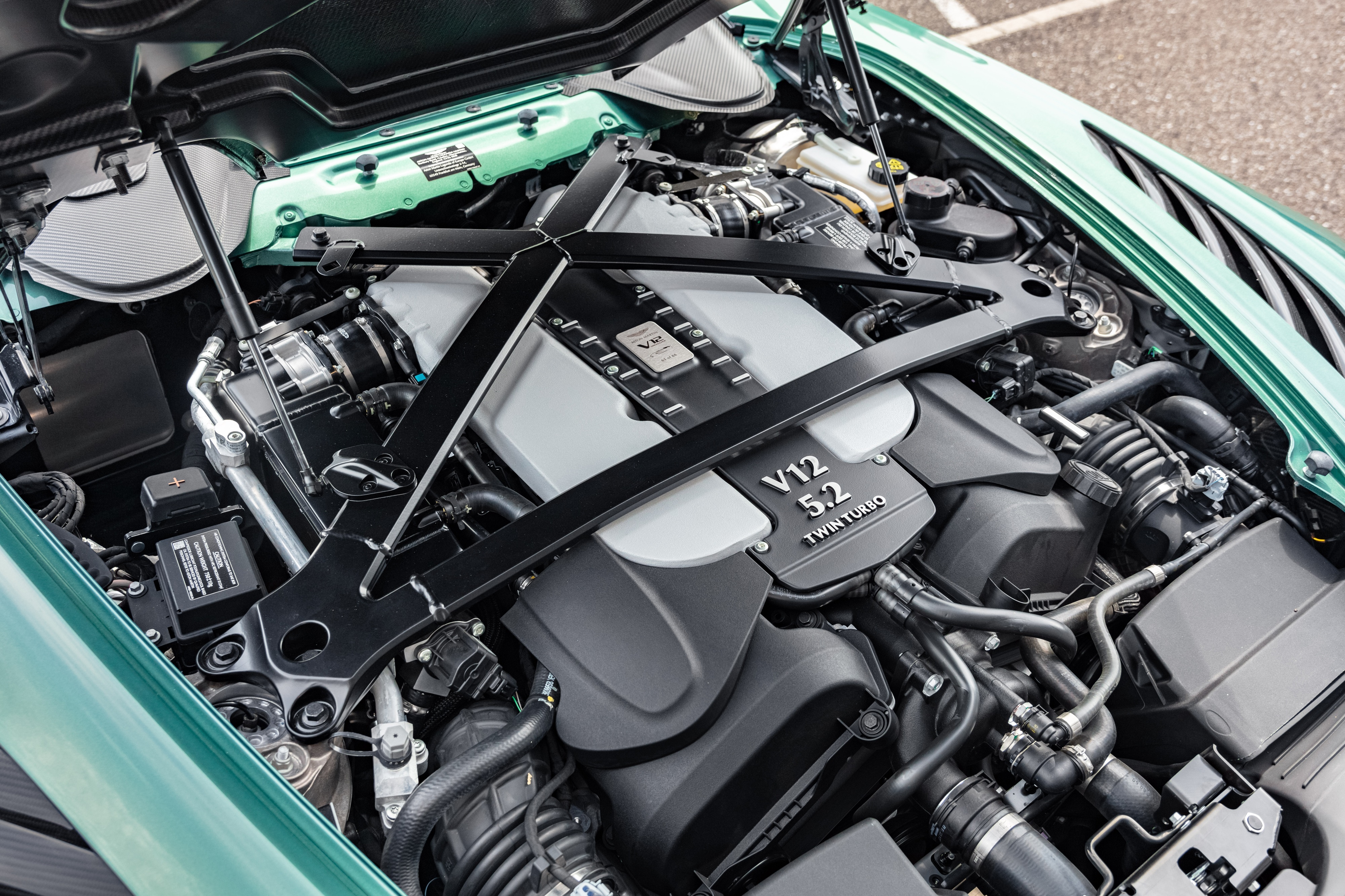 v12,  aston martin,  si&ecirc;u xe,  động cơ,  động cơ v12,  twin-turbo,  Adrian Hallmark,  ch&acirc;u &acirc;u,  mỹ,  xe điện,  xe thuần điện ảnh 5