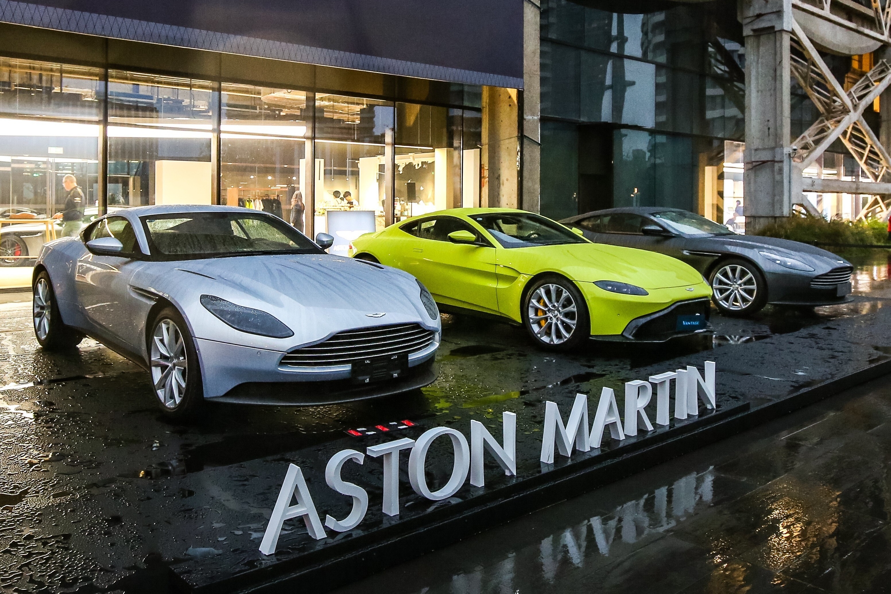 Aston Martin xoay xở tìm nguồn tài chính mới