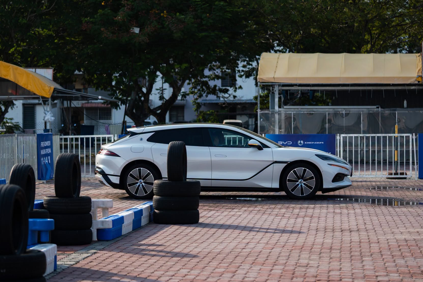 malaysia,  byd,  denza,  denza z9gt,  z9gt,  xe điện,  tesla,  bmw,  mercedes-benz,  trung quốc,  ev ảnh 2