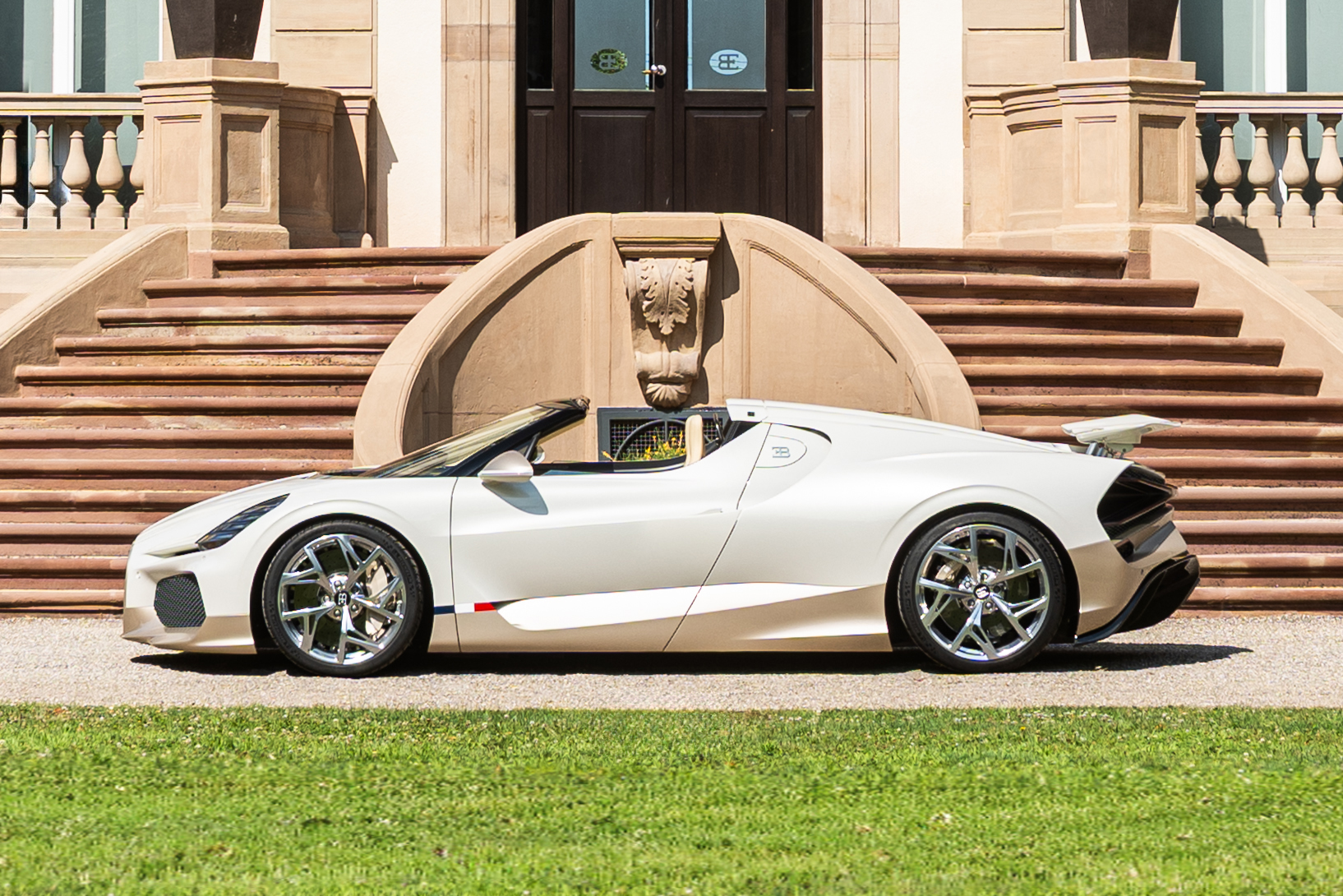 bugatti,  w16,  bugatti w16 mistral,  w16 mistral,  si&ecirc;u xe,  hypercar,  ph&aacute;p,  trung đ&ocirc;ng,  saudi arabia,  tourbillon,  bugatti tourbillon ảnh 1