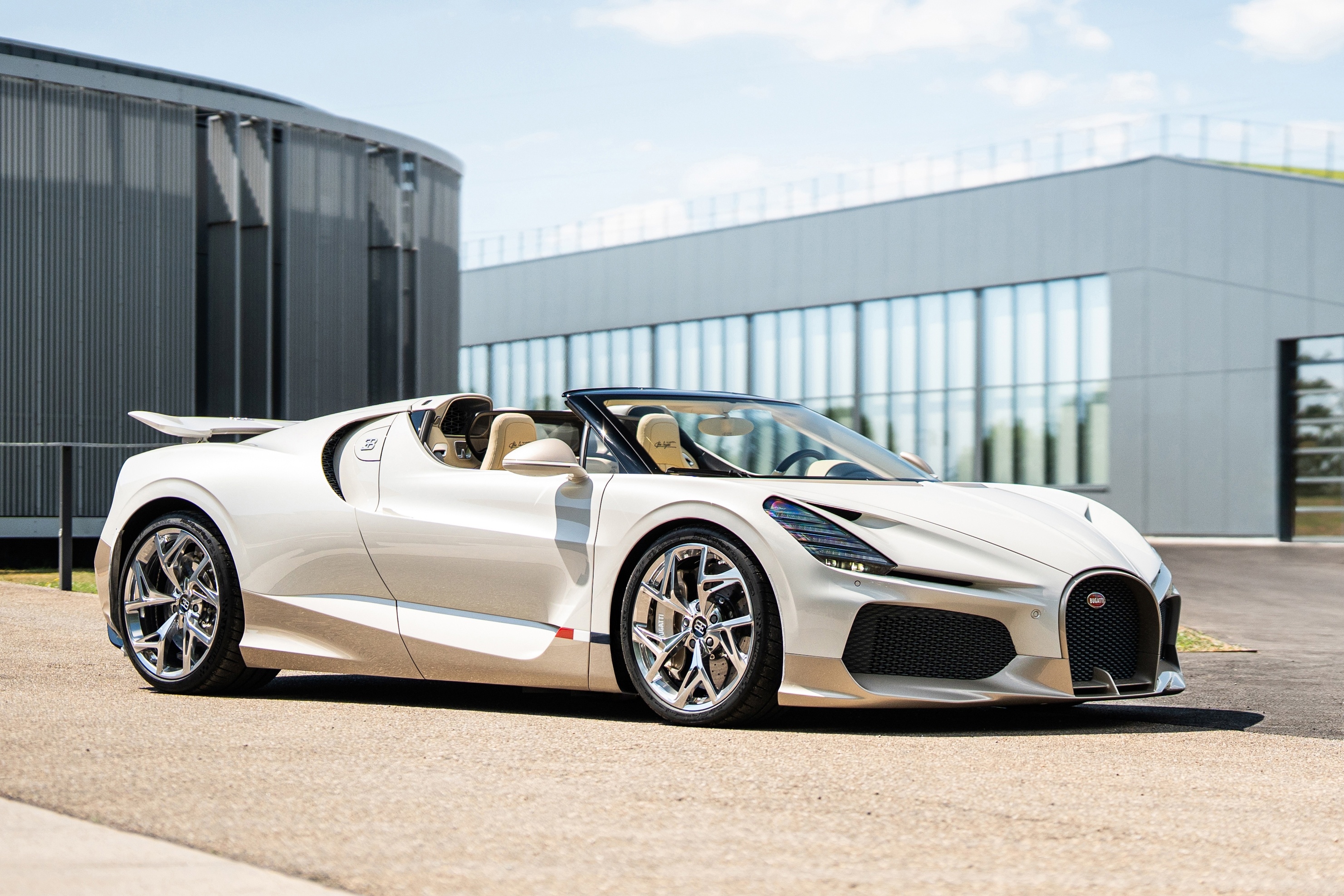 Kỷ nguyên động cơ W16 kết thúc với siêu xe Bugatti W16 Mistral này