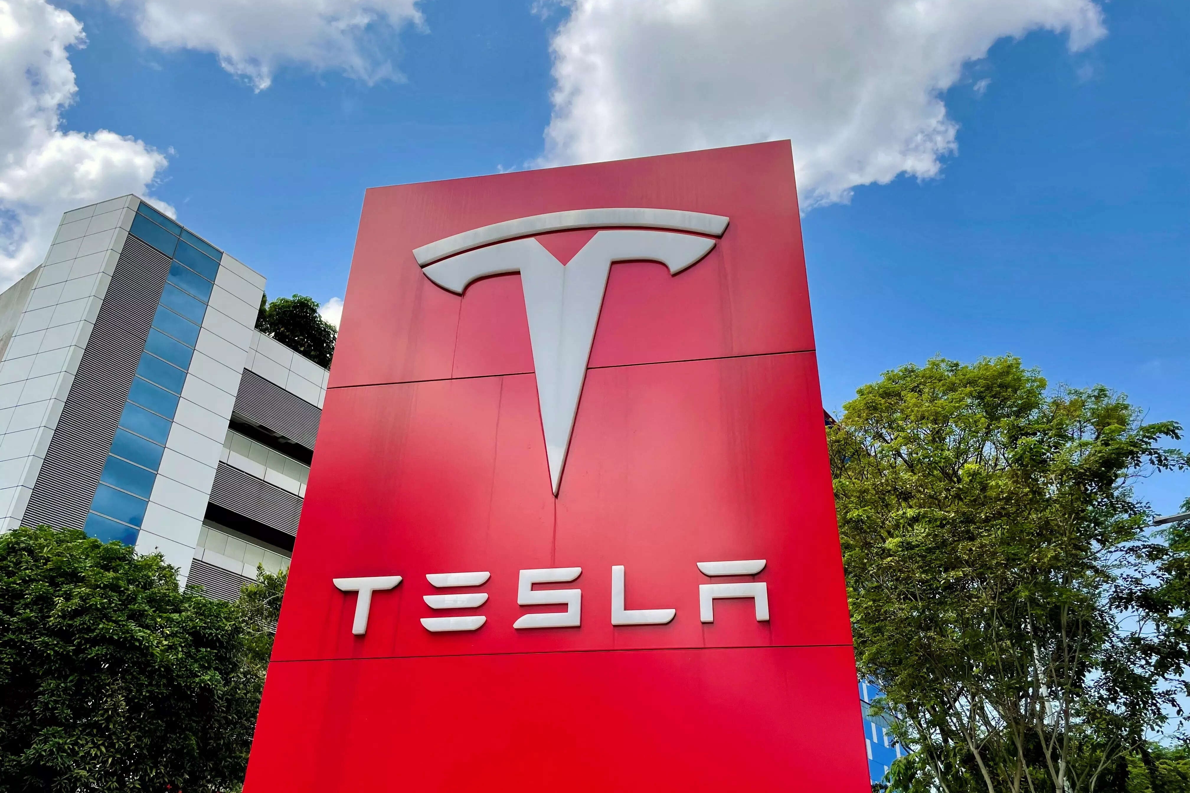 Tỉ phú Elon Musk bác bỏ tin đồn Tesla tái cơ cấu