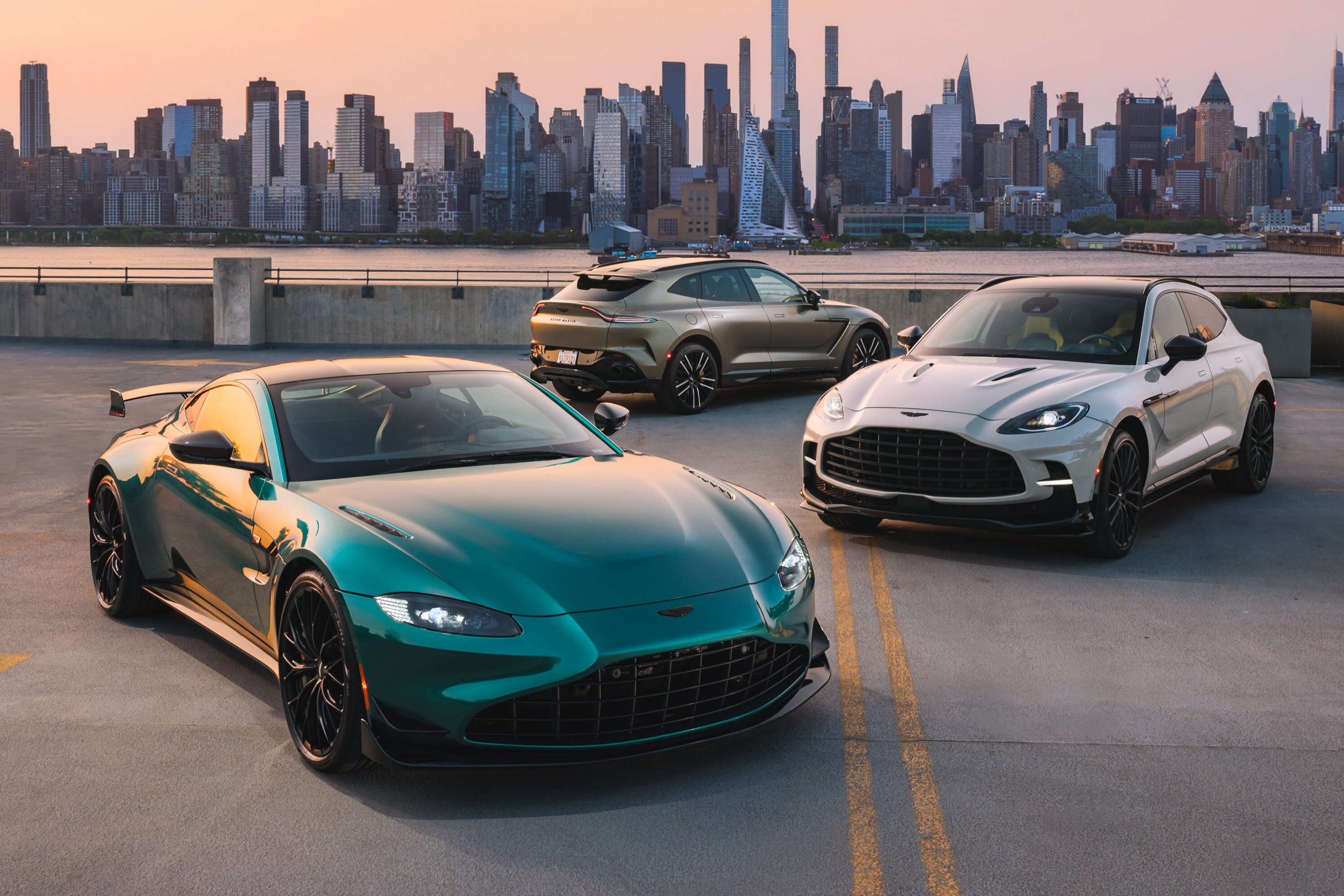 Aston Martin 'tien thoai luong nan' tim nguon von hinh anh