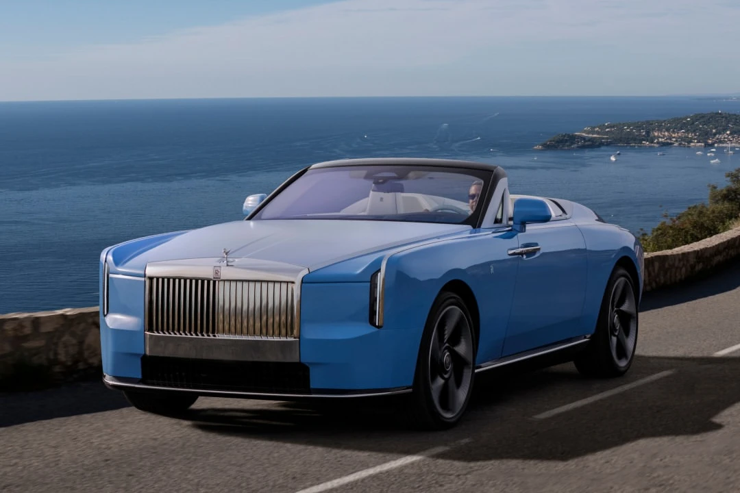 Xe điện siêu sang Rolls-Royce Nightingale lăn bánh trên đường phố